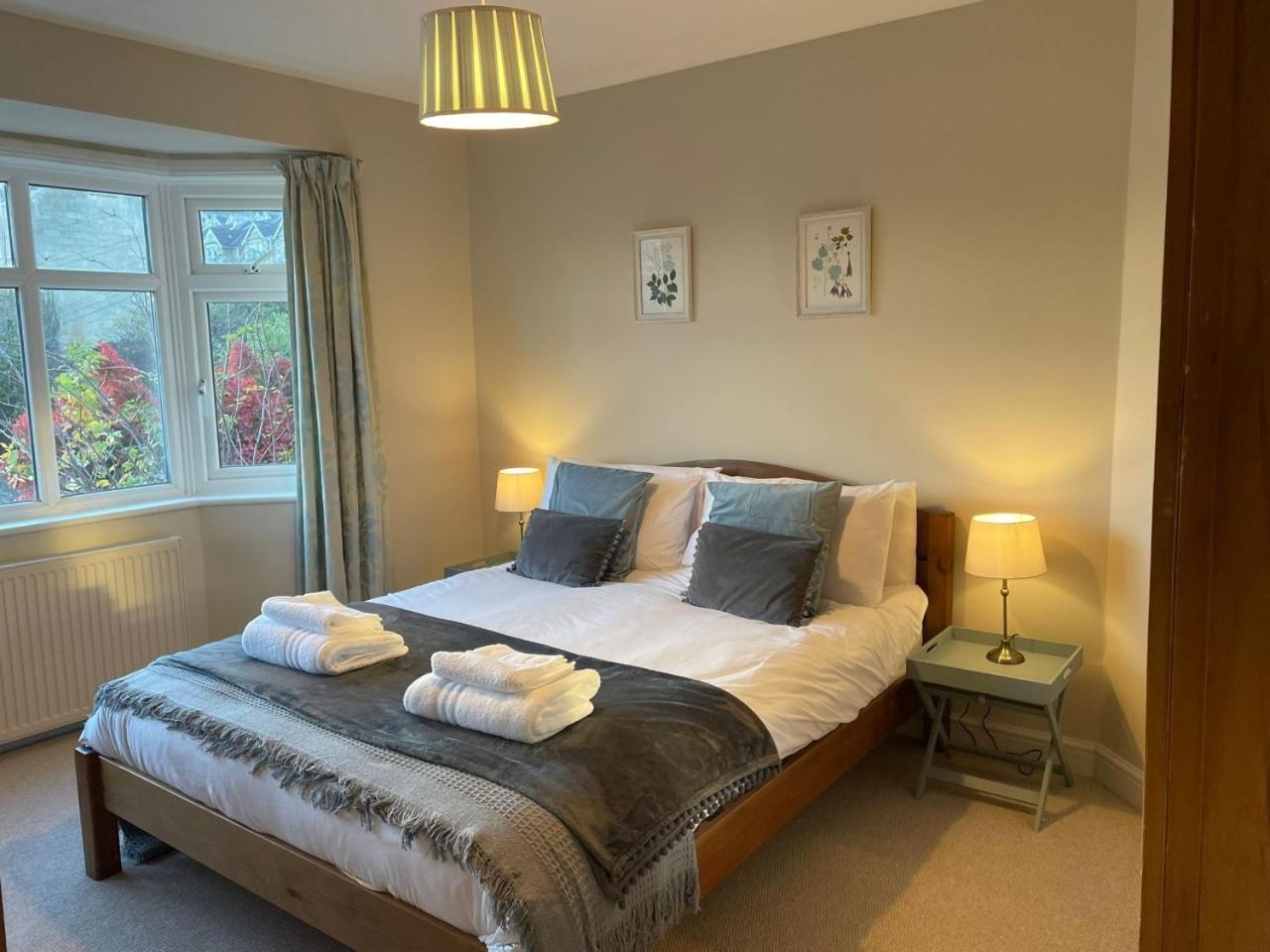 No 12 - Stylish & homely 3 bed with parking close to city centre