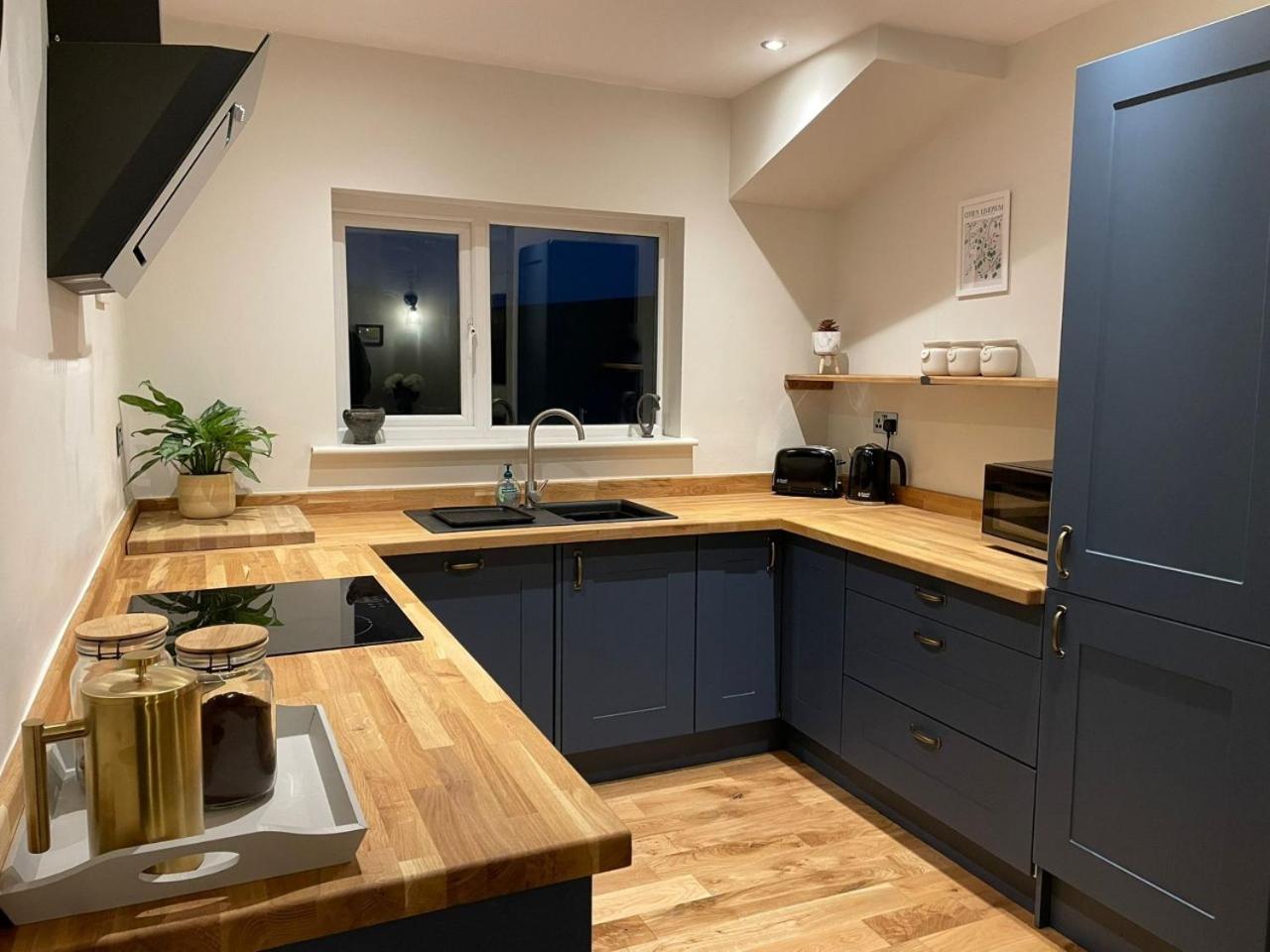 No 12 - Stylish & homely 3 bed with parking close to city centre