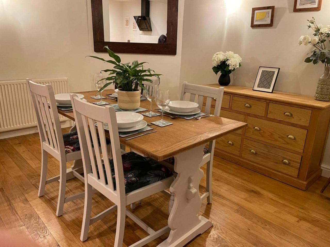 No 12 - Stylish & homely 3 bed with parking close to city centre