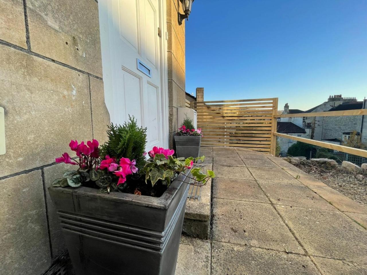 No 12 - Stylish & homely 3 bed with parking close to city centre