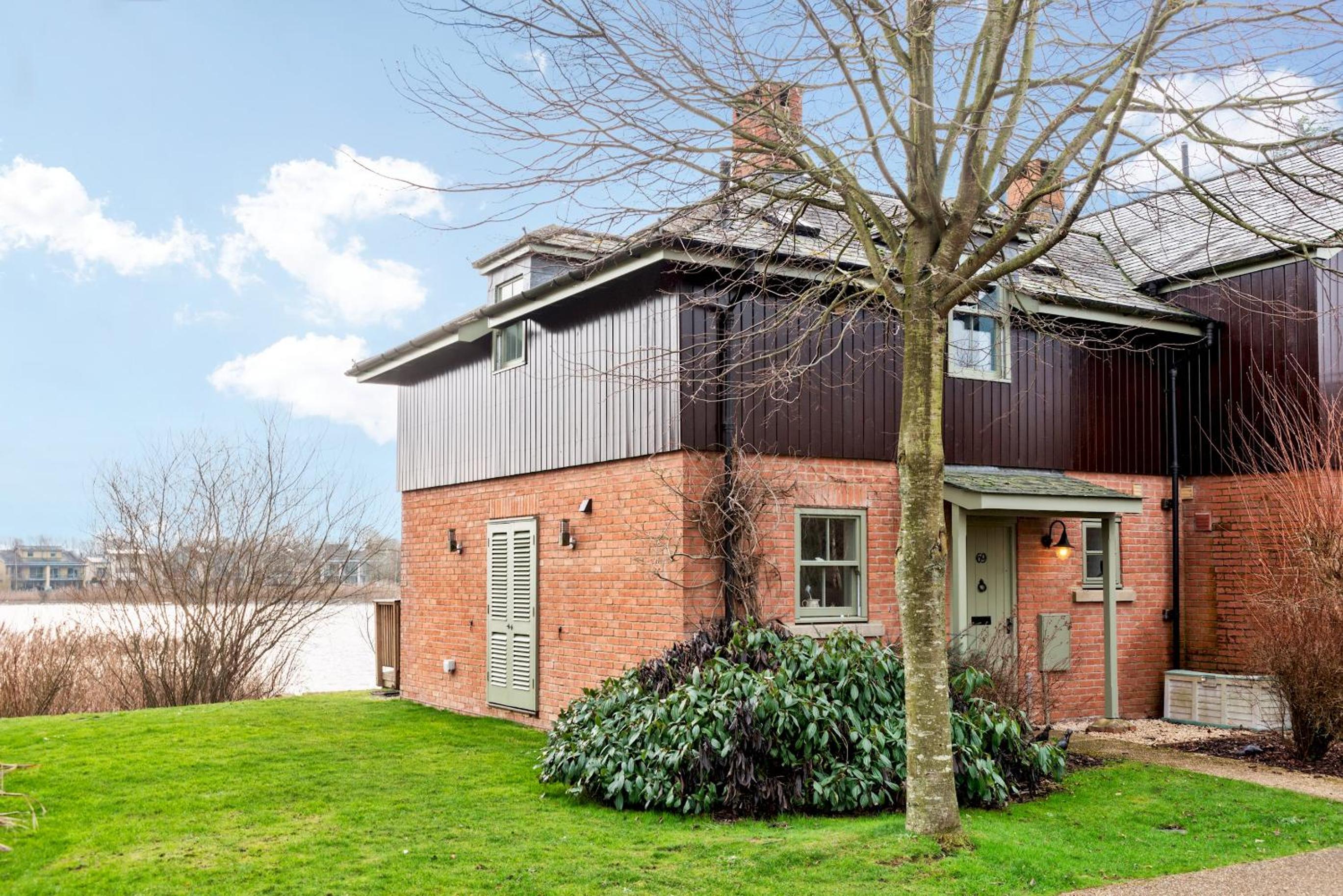 Lakeside property with spa access on a nature reserve Misty Lodge MV69