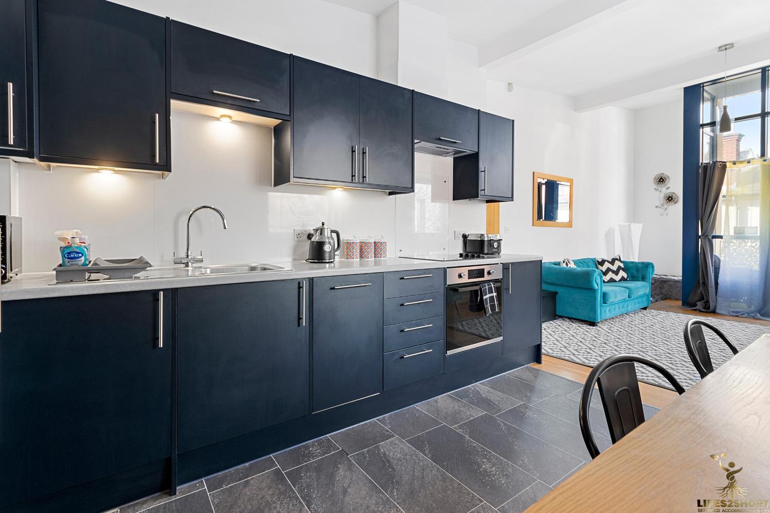 Smythen St, 2 bed apartment with balcony view 4