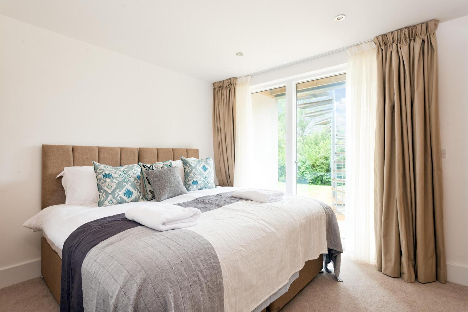 Lakeside property with spa access on a nature reserve Swans Rest HM103 view 3
