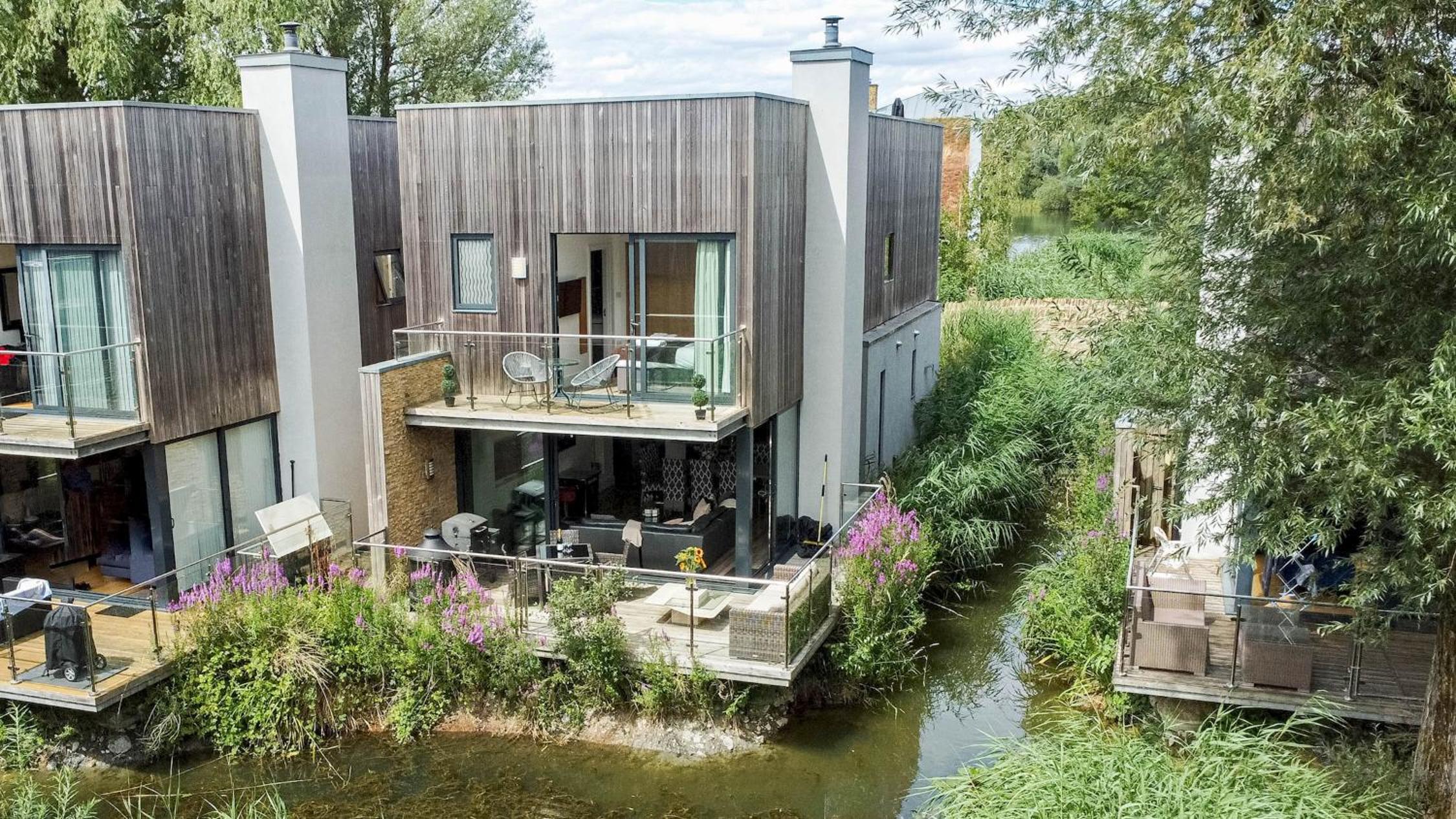 Lakeside roof terrace with Spa access Le Mirage view 4