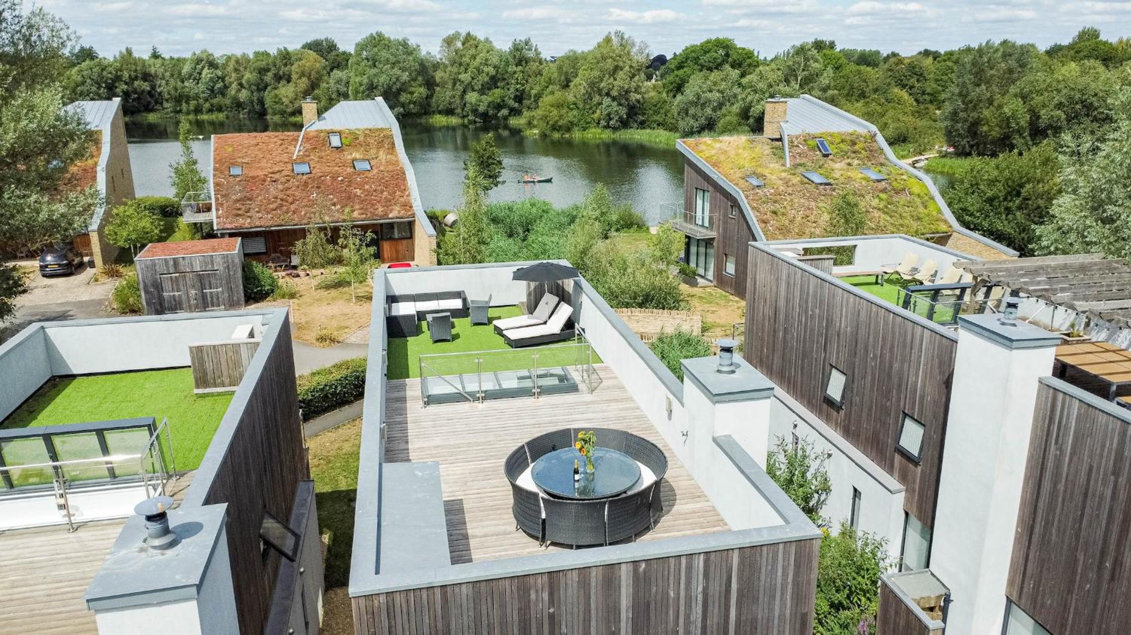 Lakeside roof terrace with Spa access Le Mirage view 5