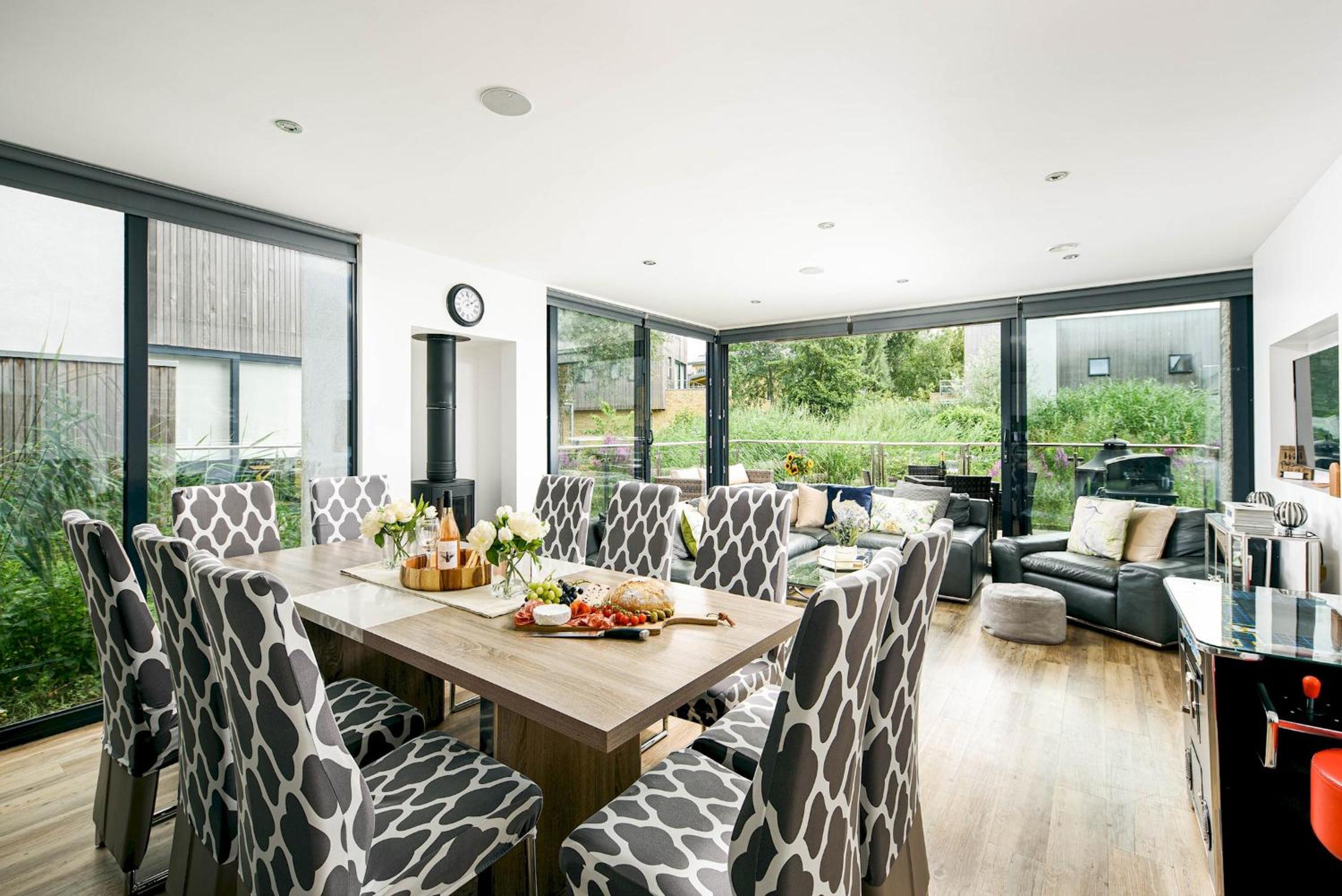 Lakeside roof terrace with Spa access Le Mirage view 3