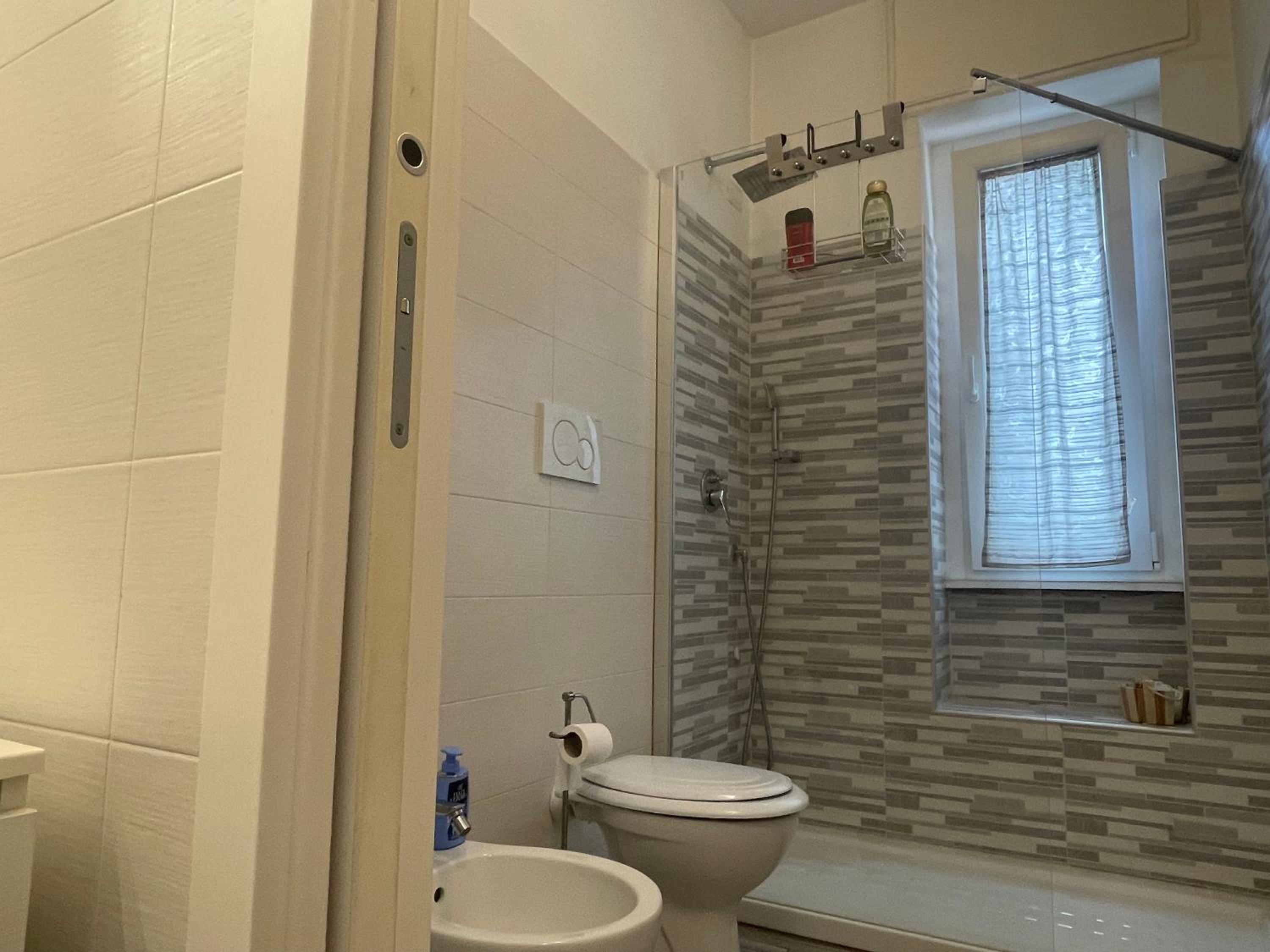 Gardone Apartment - ampio Appartamento con 2 camere da letto - Comodo per Duomo!