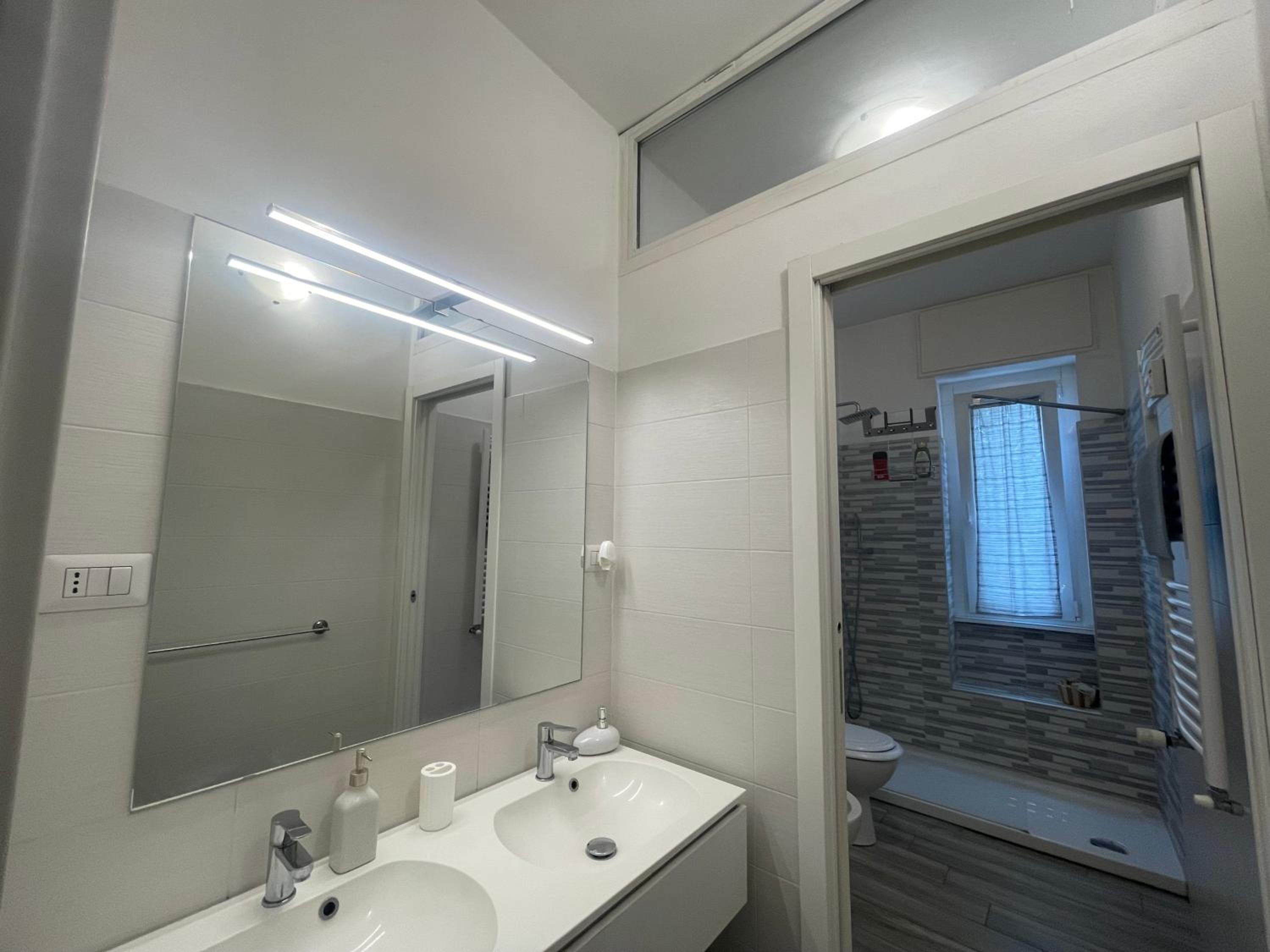 Gardone Apartment - ampio Appartamento con 2 camere da letto - Comodo per Duomo!