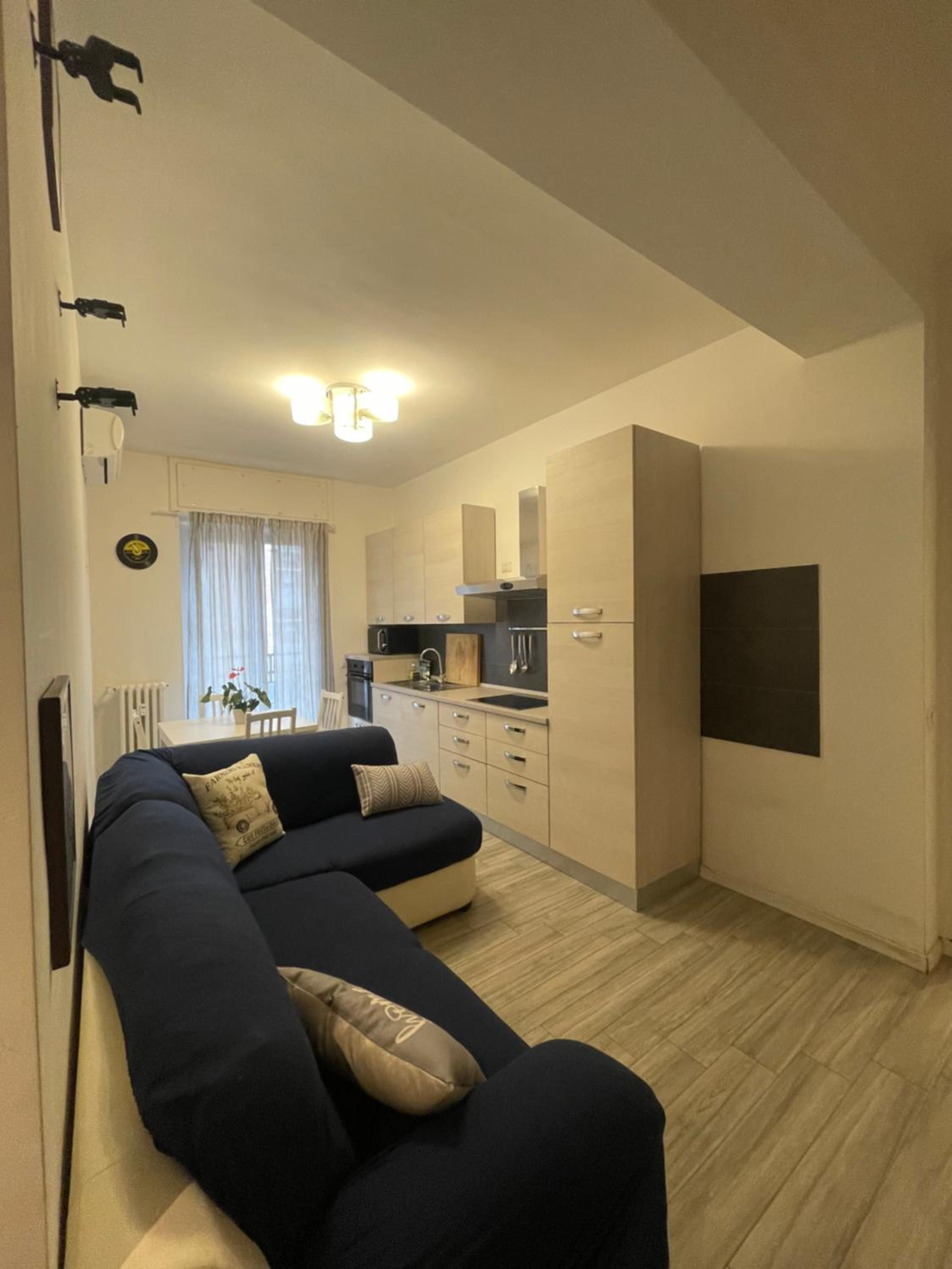 Gardone Apartment - ampio Appartamento con 2 camere da letto - Comodo per Duomo!