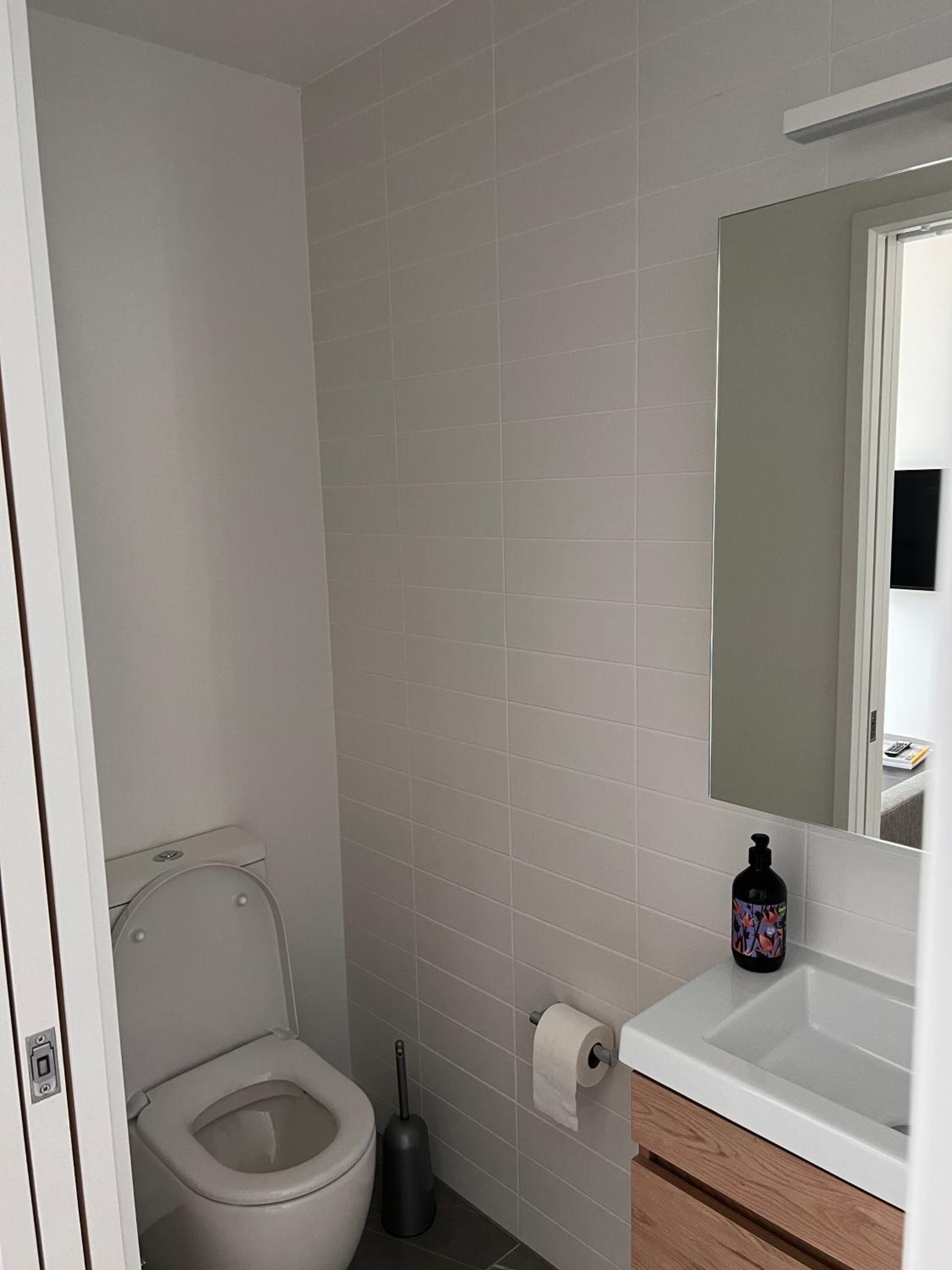 Stylish 2 bedrooms townhouse in central Wellington with a free car park