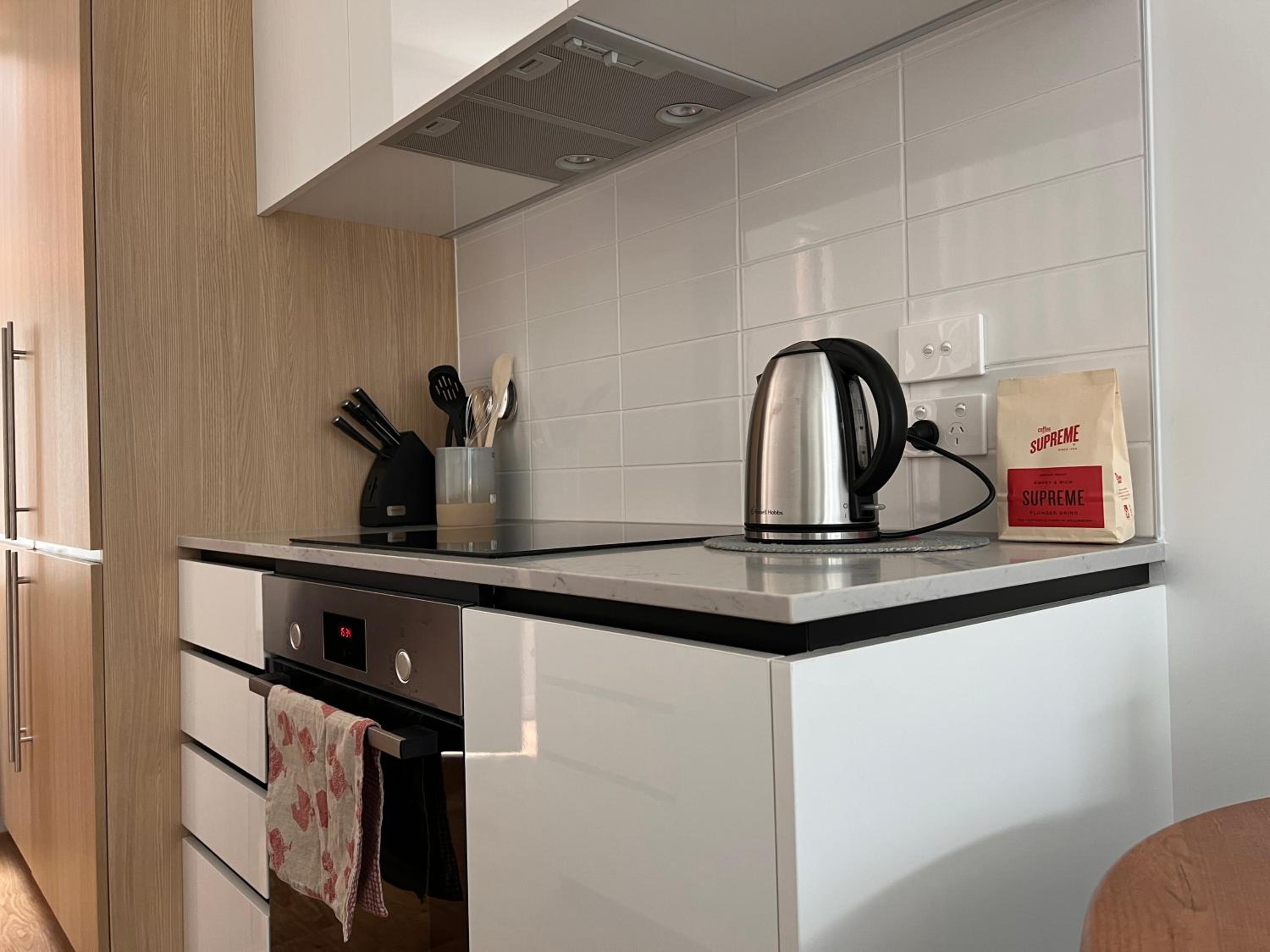 Stylish 2 bedrooms townhouse in central Wellington with a free car park