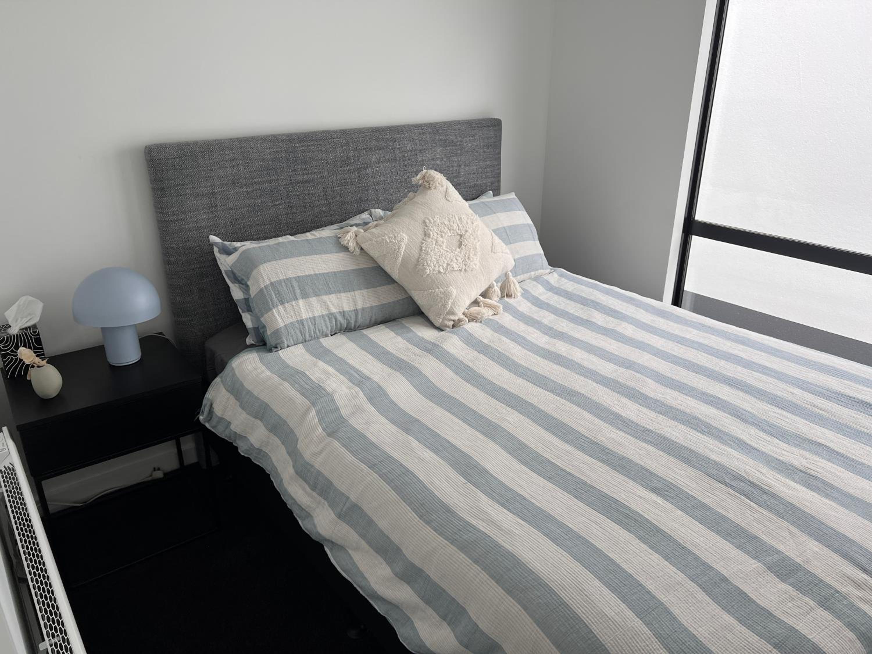Stylish 2 bedrooms townhouse in central Wellington with a free car park