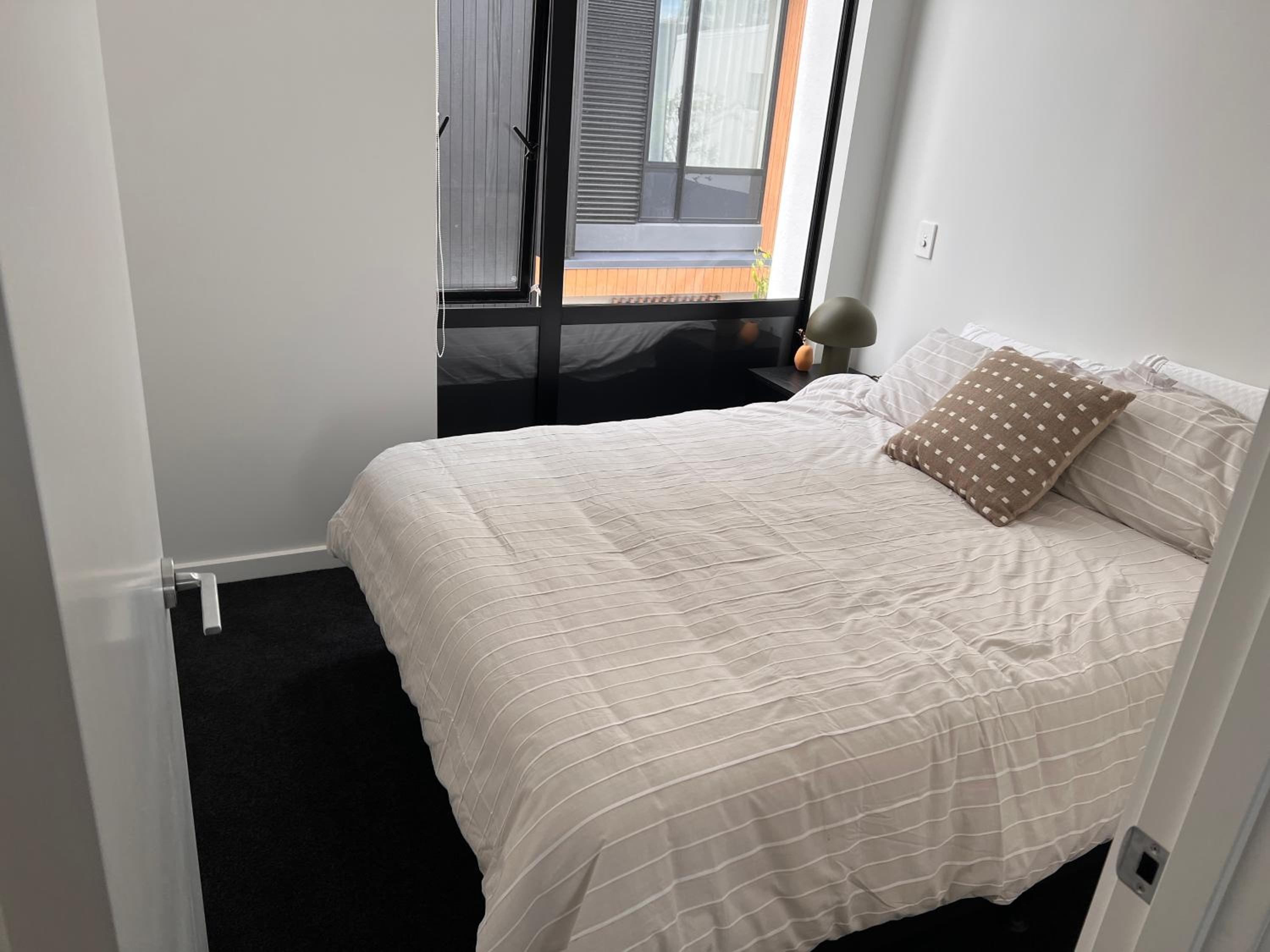 Stylish 2 bedrooms townhouse in central Wellington with a free car park