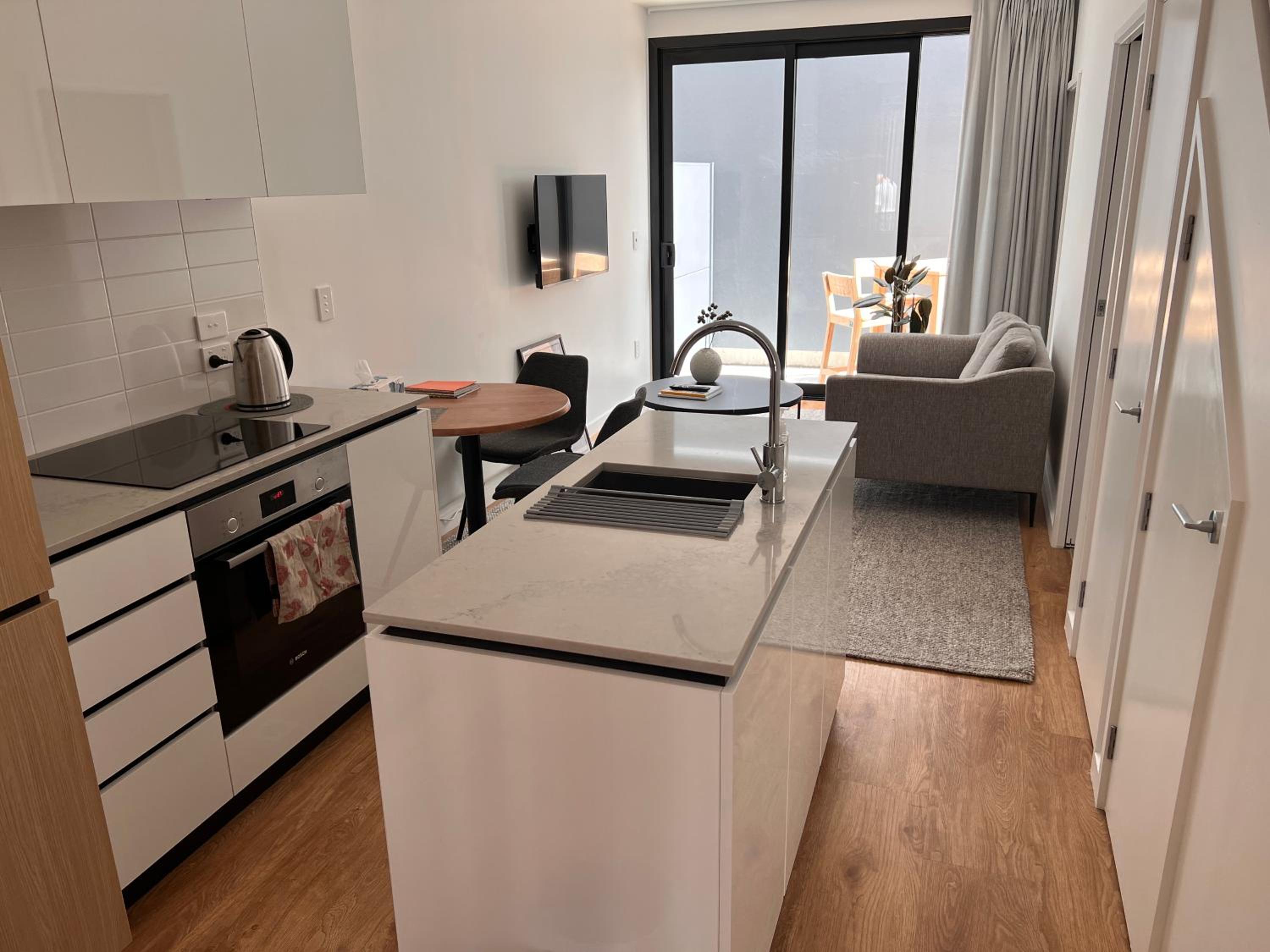 Stylish 2 bedrooms townhouse in central Wellington with a free car park