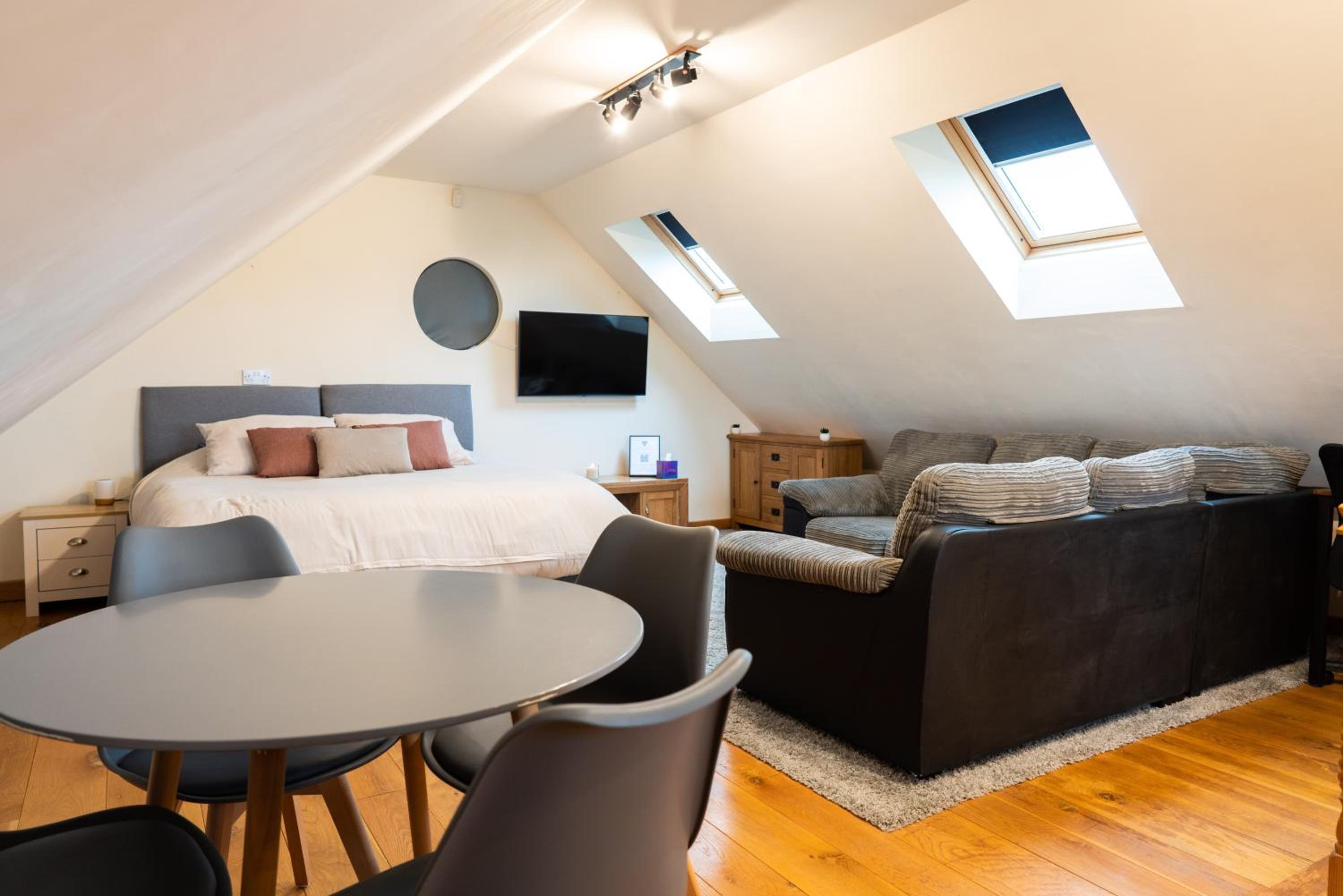 Silverwood Stylish House - Pass the Keys