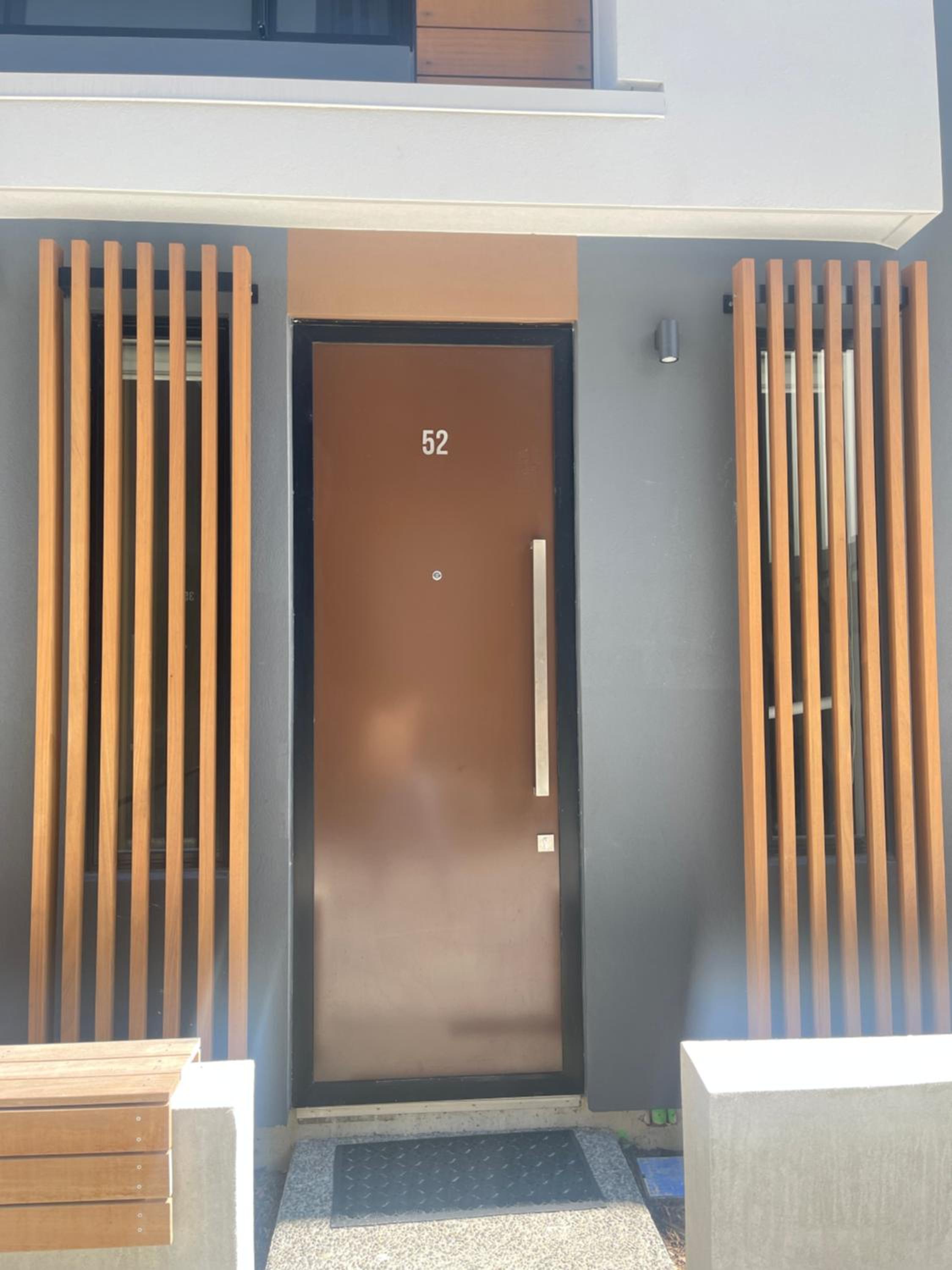Stylish 2 bedrooms townhouse in central Wellington with a free car park