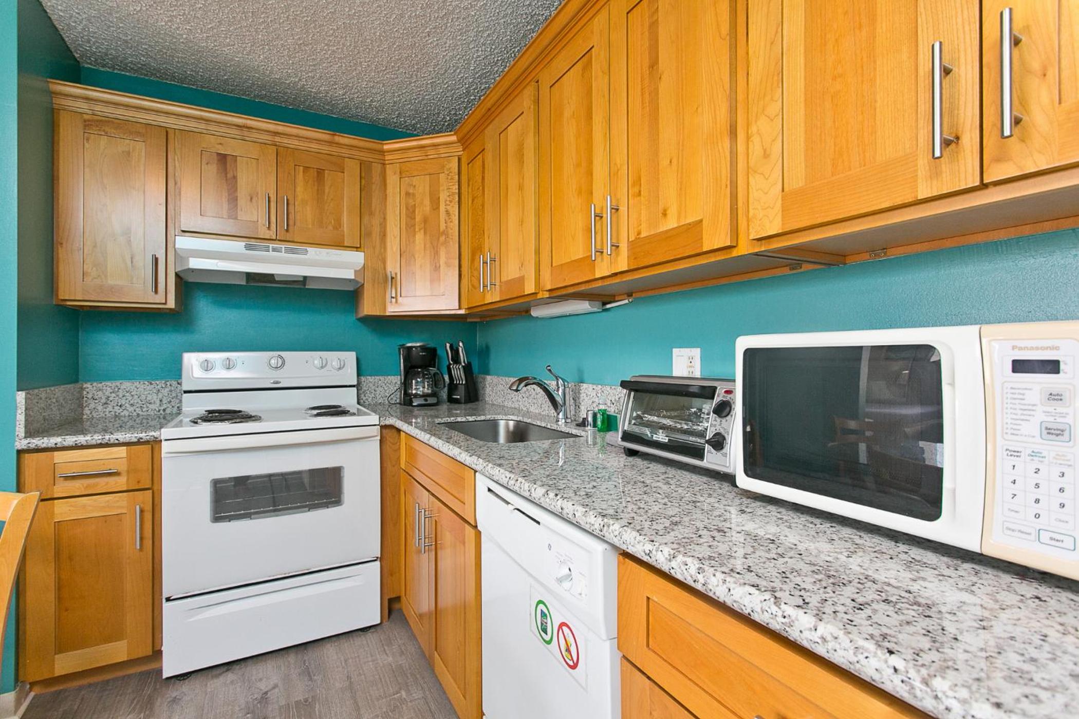 Royal Kuhio 1606 - Spacious Studio with Diamond Head City Views in the Heart of Waikiki! view 3