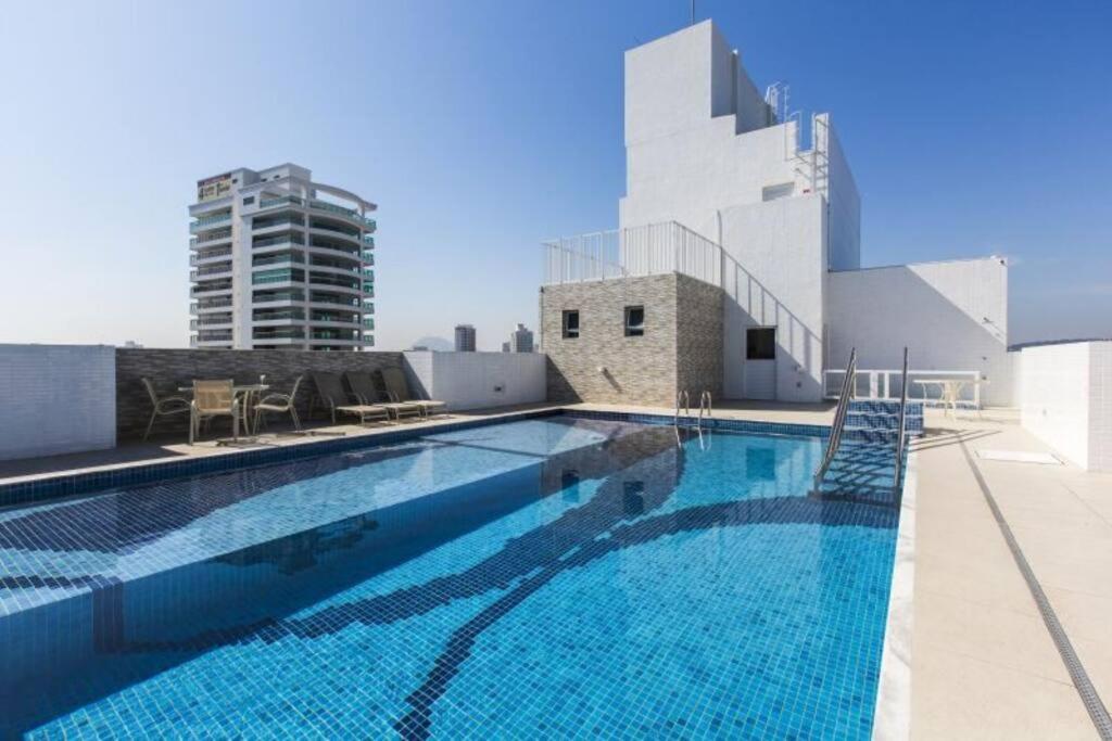 LINDO APARTAMENTO NA QUADRA DA PRAIA EM SANTOS