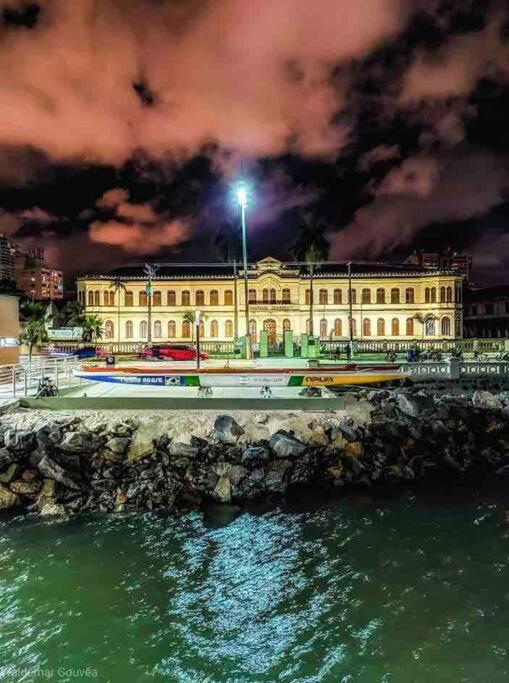 LINDO APARTAMENTO NA QUADRA DA PRAIA EM SANTOS