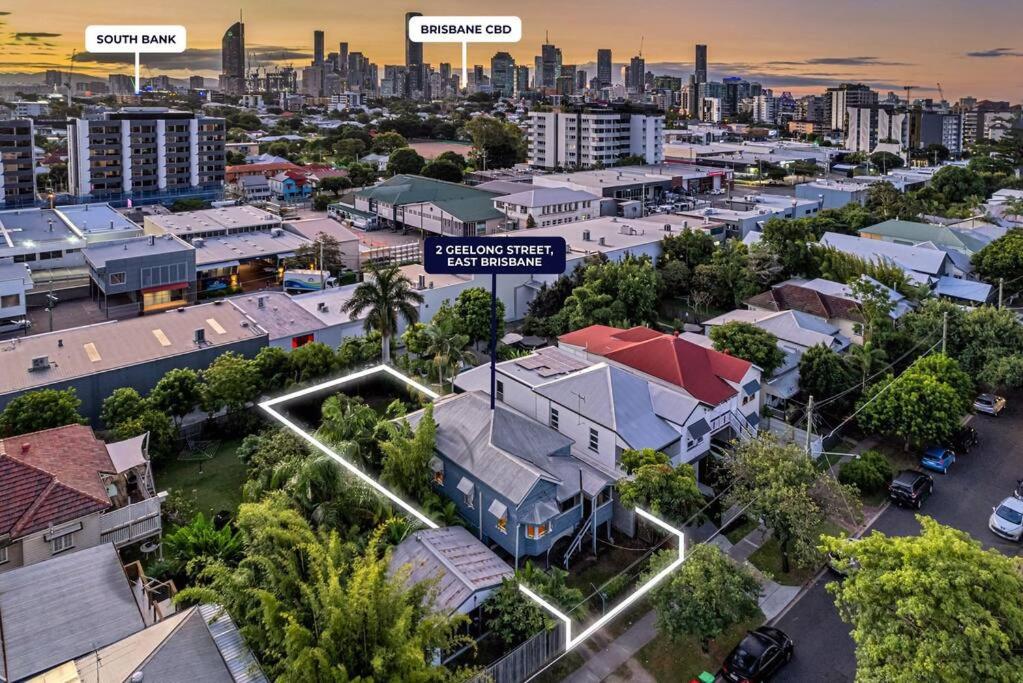 Brisbane Vacations - Classic Brisbane Queenslander with Pool Yard - Property Image 7