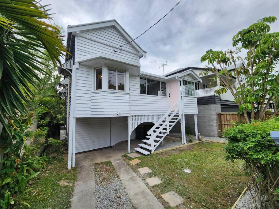 Brisbane Vacations - Classic Brisbane Queenslander with Pool Yard - Property Image 1