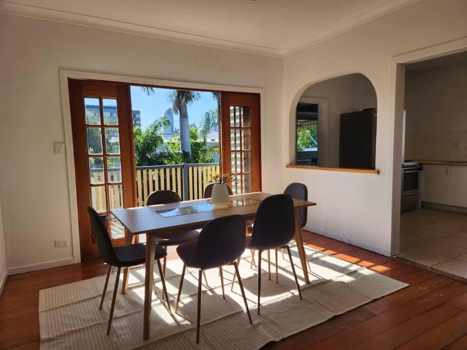 Brisbane Vacations - Classic Brisbane Queenslander with Pool Yard - Property Image 19