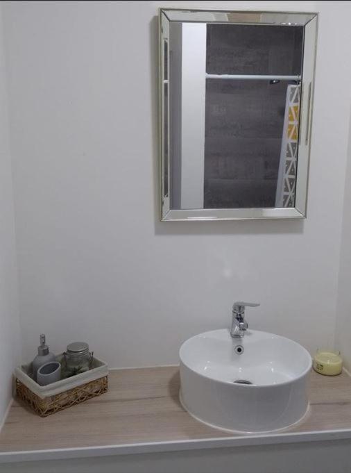 Departamento Los Canelos, a metros de Avenida Las Industrias- Incluye, NETFLIX DirecTV aire acondicionado, Internet