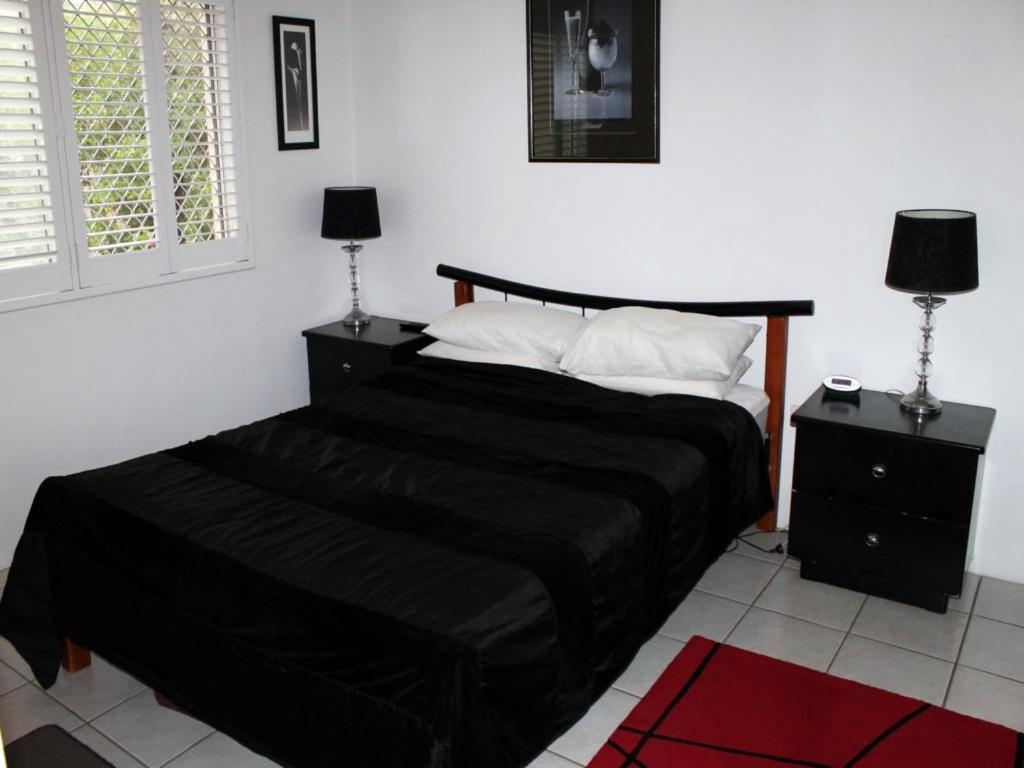 Paradise Grove - Hosted by Burleigh Letting