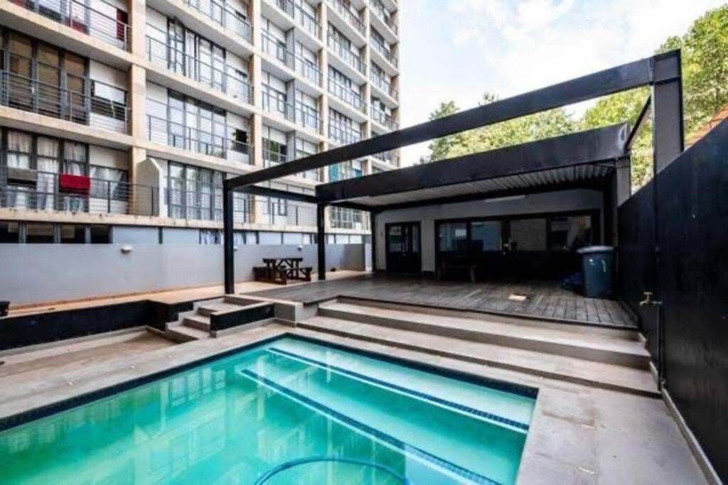 City living near Nelson Mandela bridge & Wits Uni