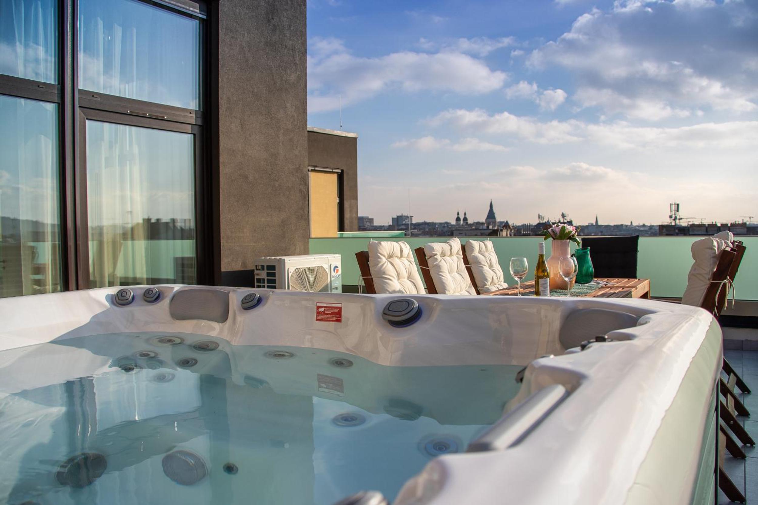 Centropolitan Penthouse with JACCUZZI- 2 Free PARKING- Self Check-In view 3