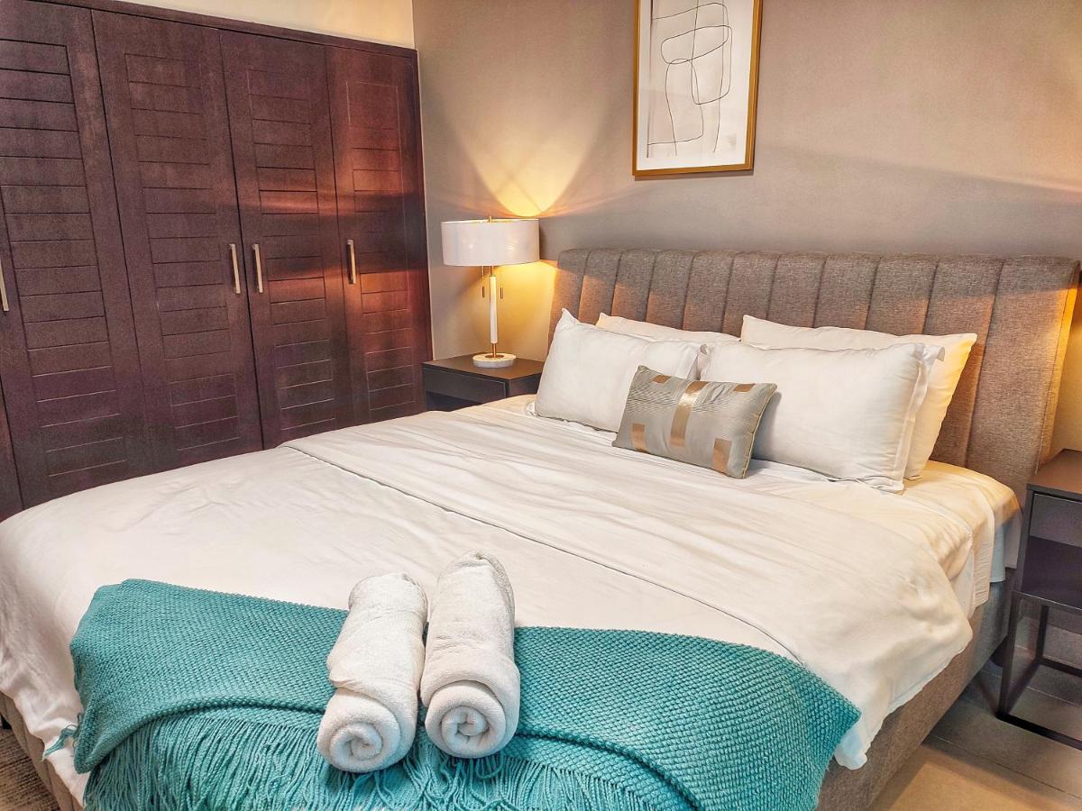 White Sage - Fountain View Stylish Apt With Spacious Terrace