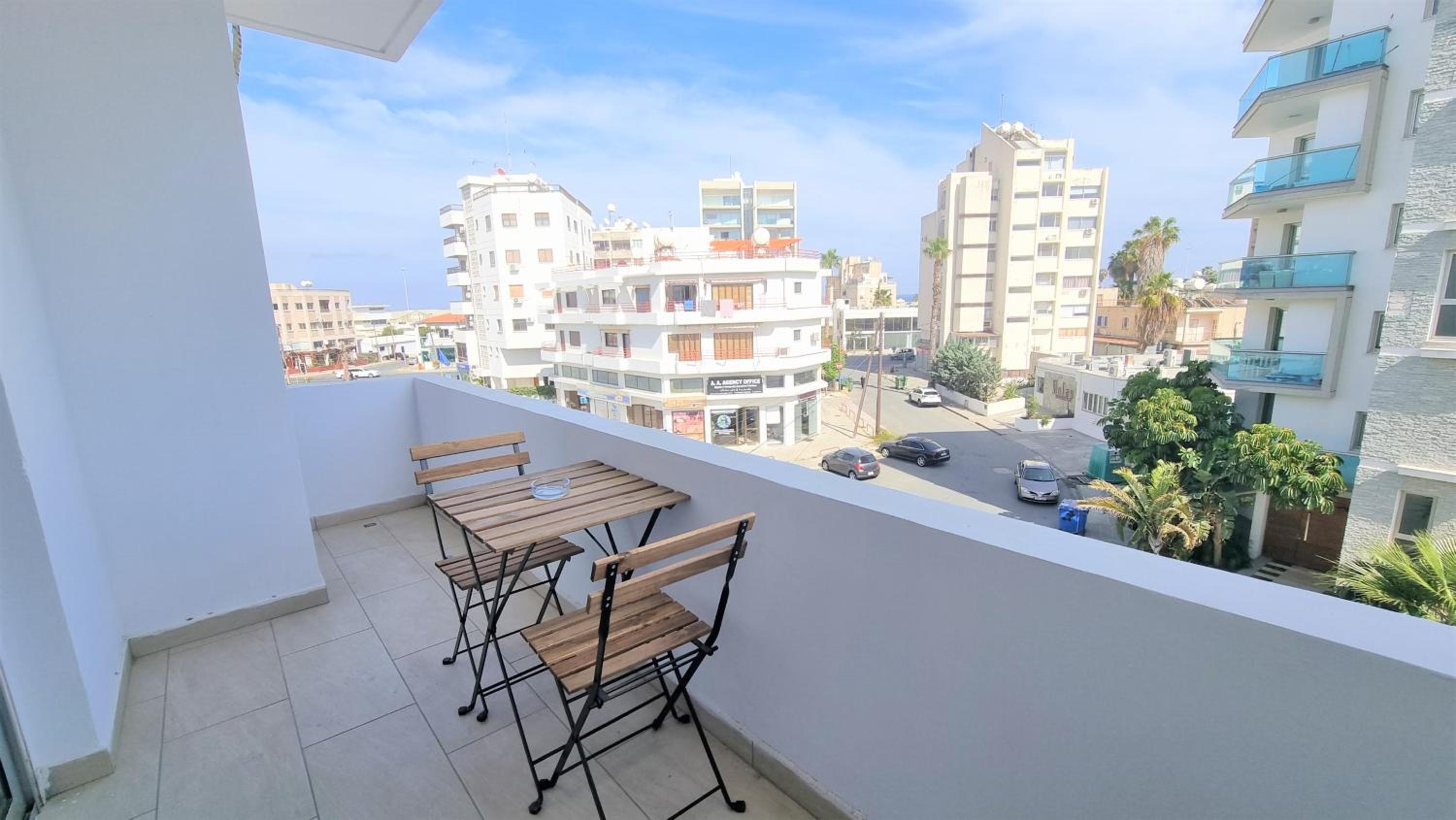 Comfy and Exquisite ROOMS in a Shared 3BR Apartment Near Main Harbor, City Center view 4