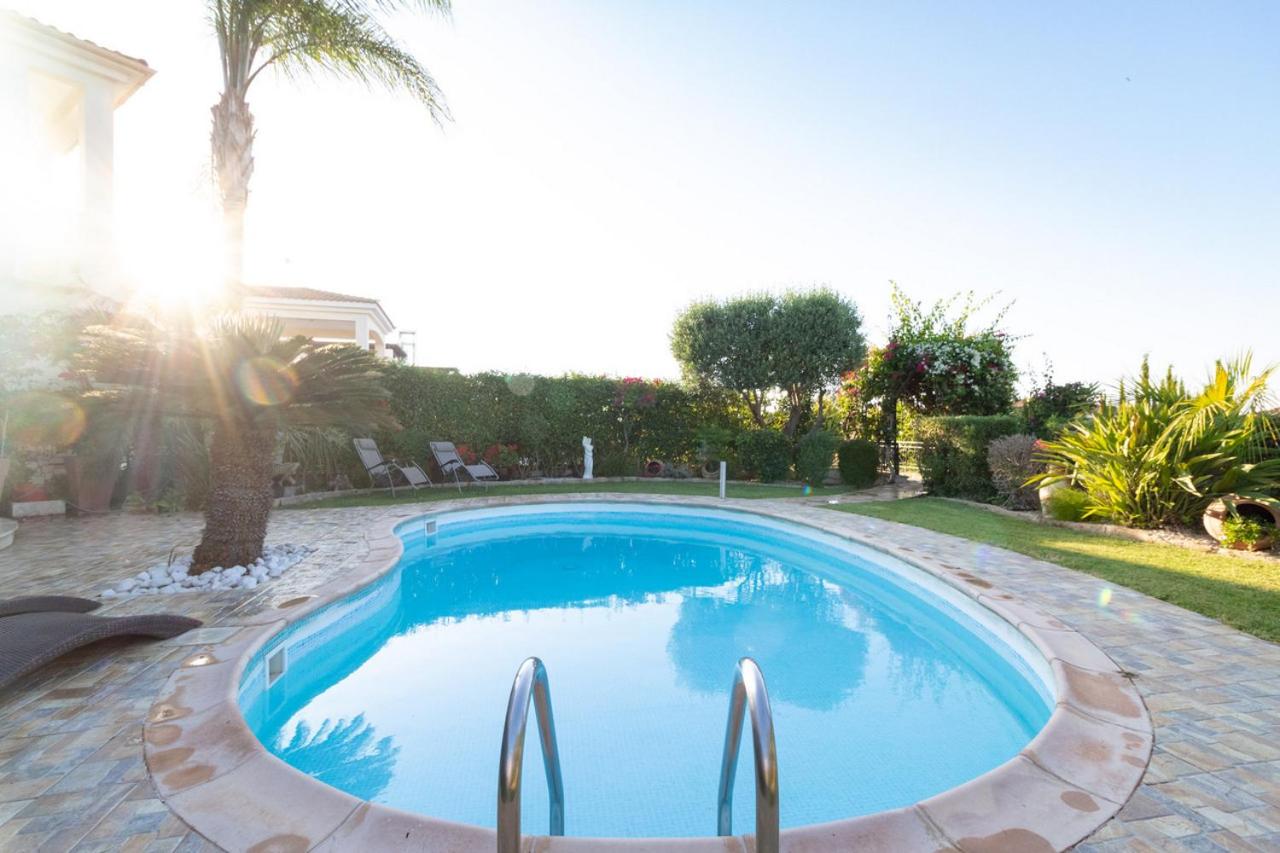 Rafaella villa in Latchi with private garden