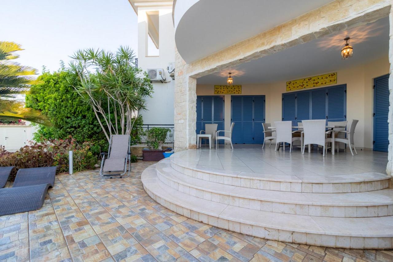 Rafaella villa in Latchi with private garden