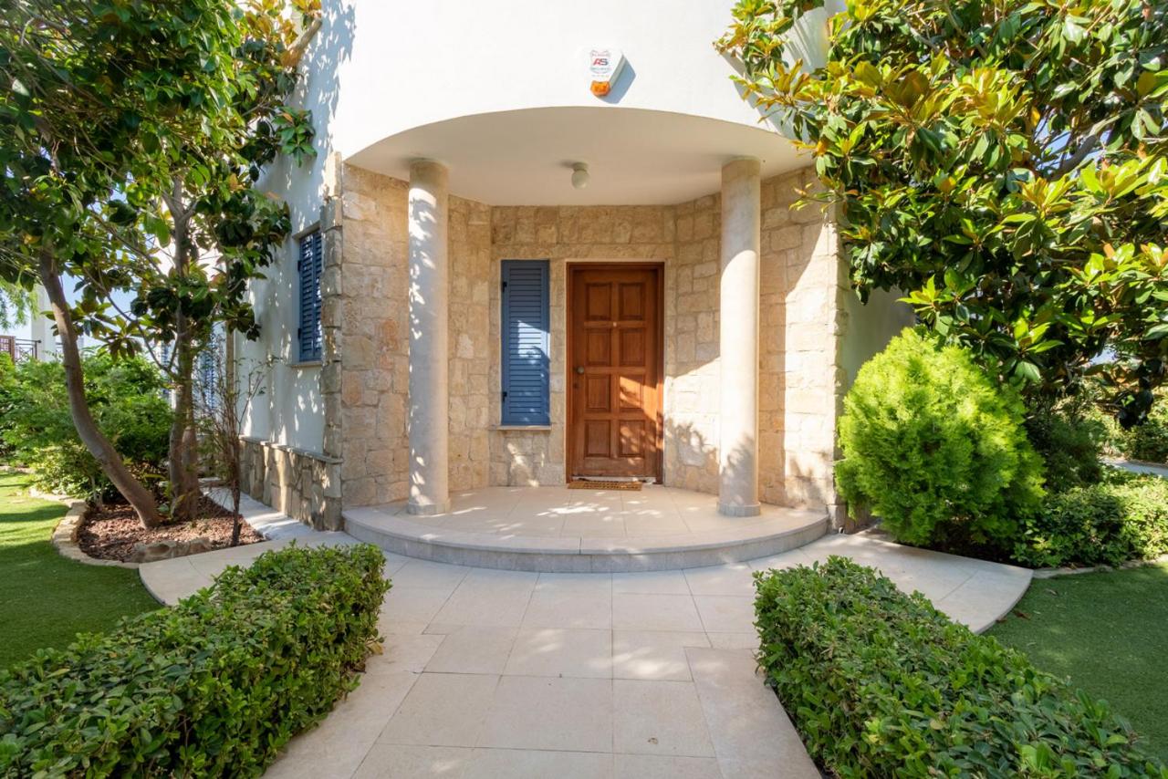 Rafaella villa in Latchi with private garden