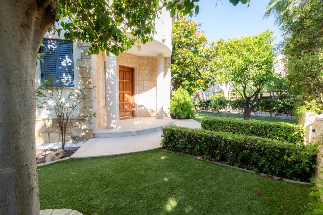 Rafaella villa in Latchi with private garden