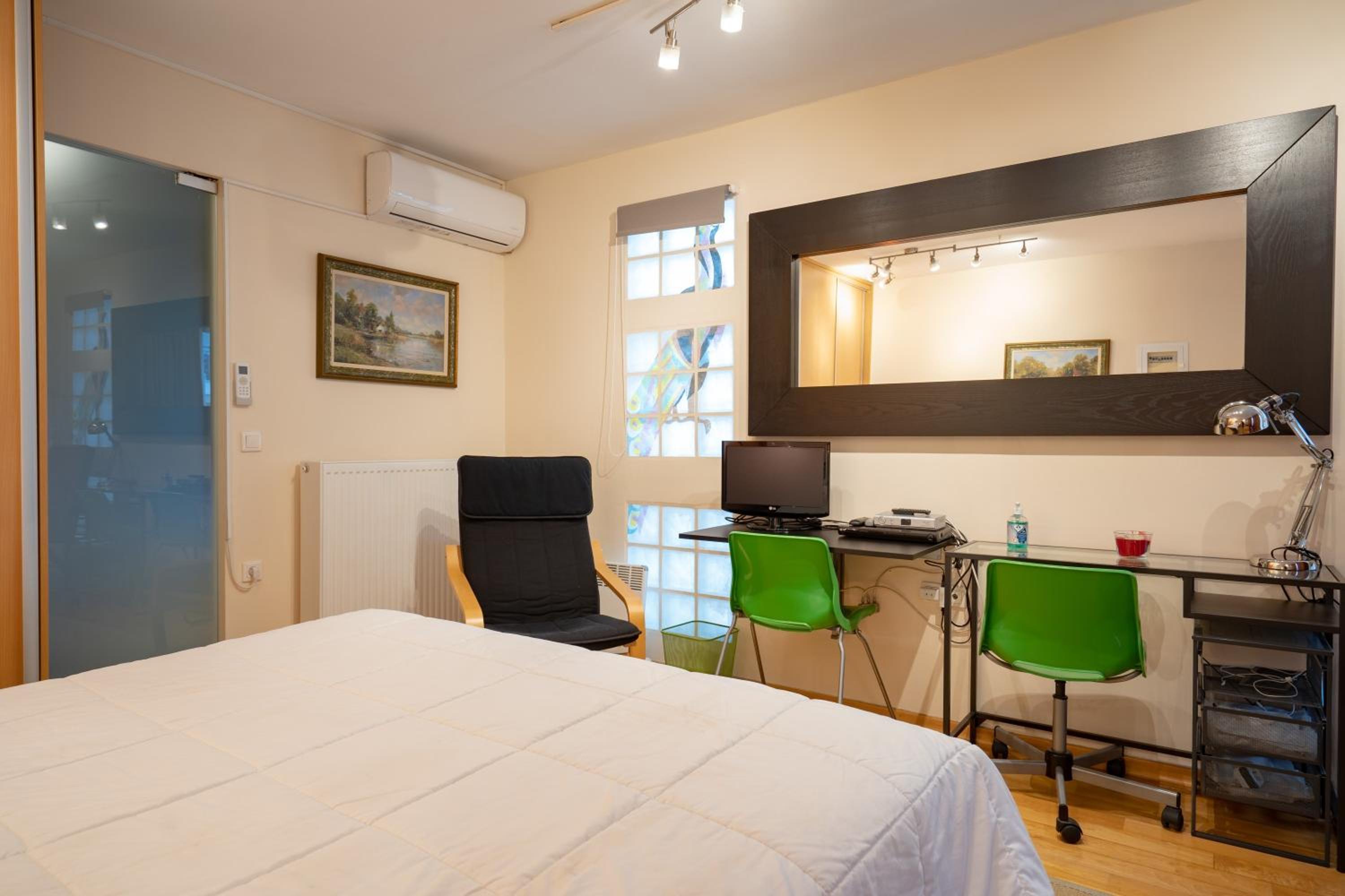 Acropolis metro st 3 bedrms 6 pers maisonette by MPS