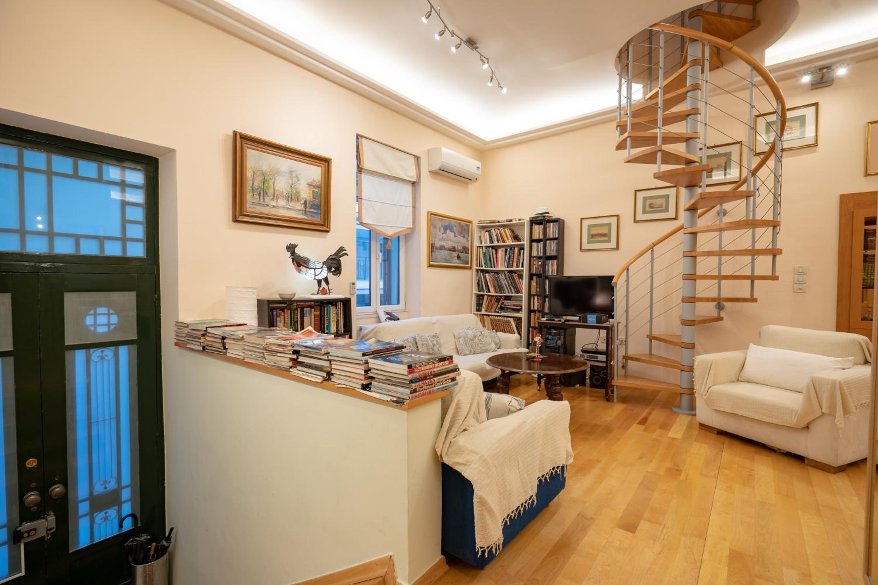 Acropolis metro st 3 bedrms 6 pers maisonette by MPS