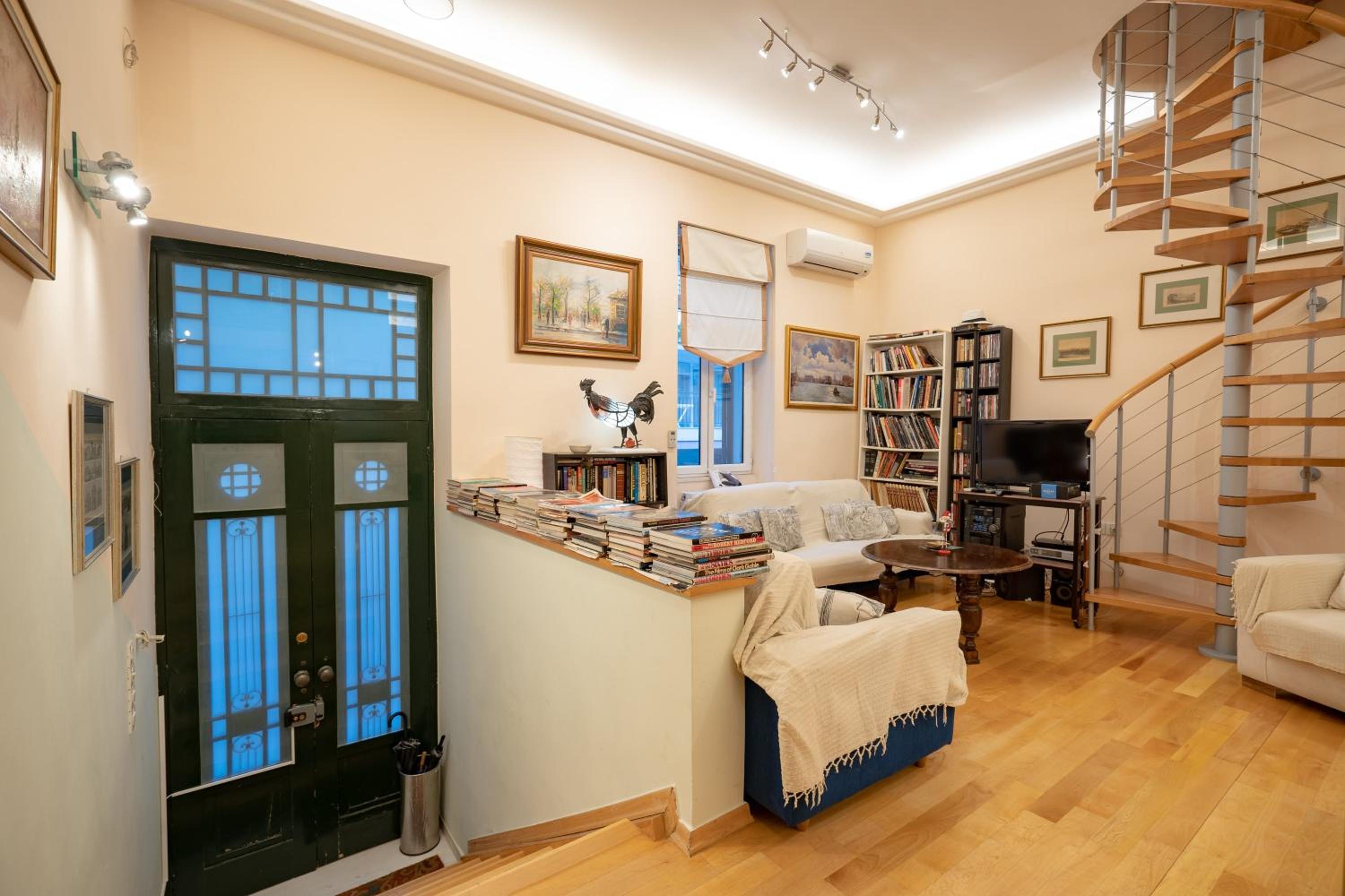 Acropolis metro st 3 bedrms 6 pers maisonette by MPS