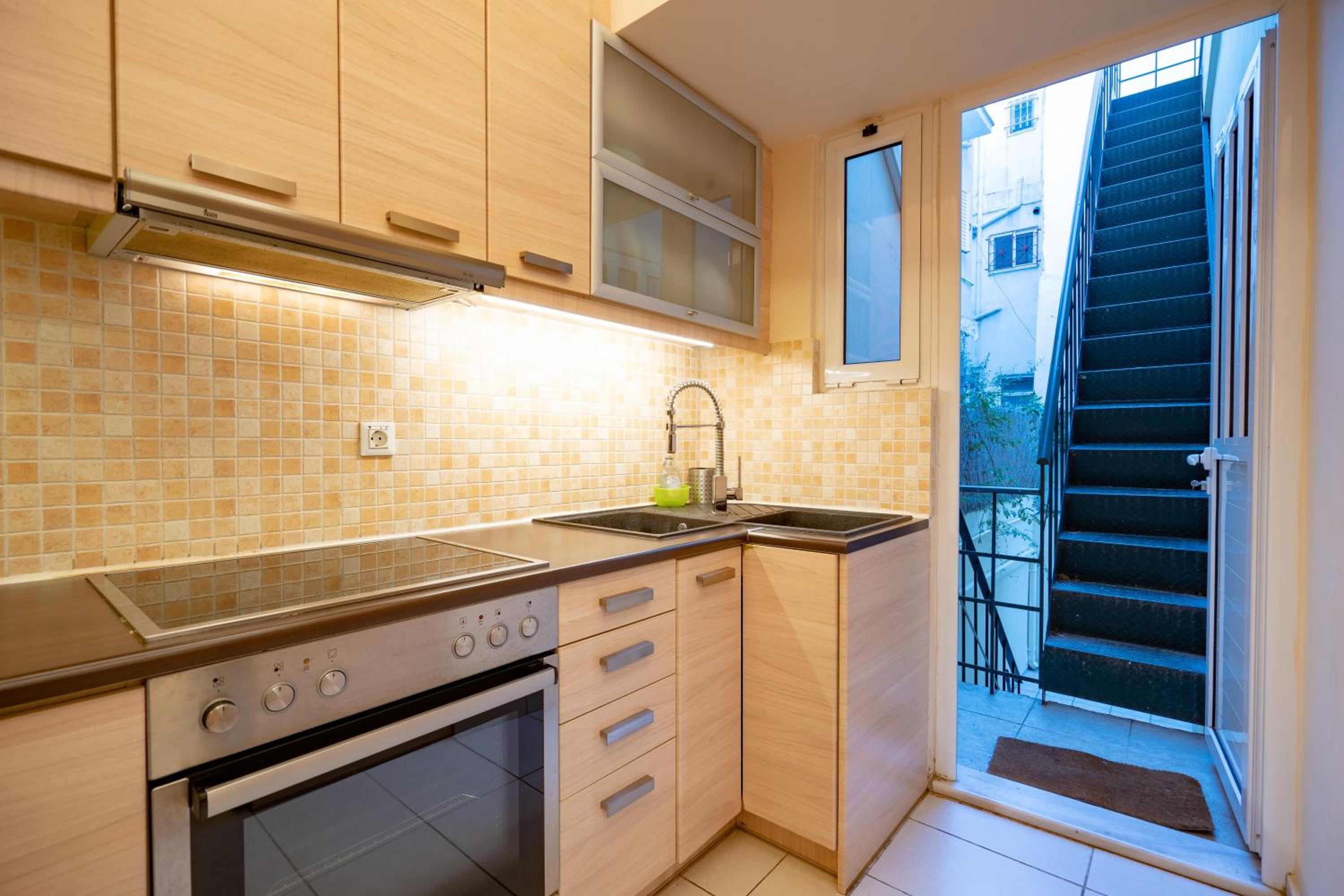 Acropolis metro st 3 bedrms 6 pers maisonette by MPS
