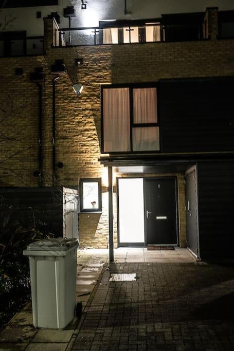 Exquisite cozy house, close to Train Station and amenities