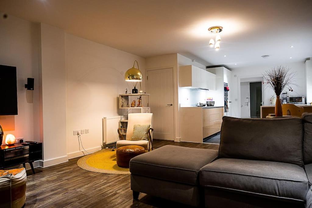 Exquisite cozy house, close to Train Station and amenities