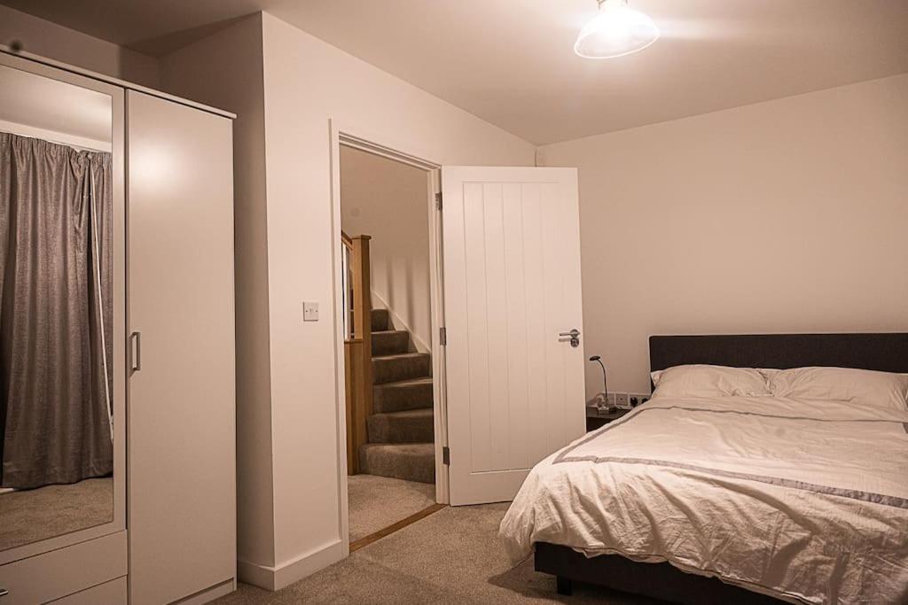 Exquisite cozy house, close to Train Station and amenities