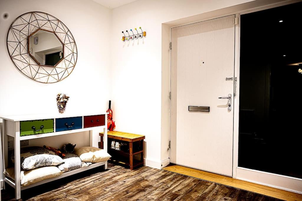 Exquisite cozy house, close to Train Station and amenities
