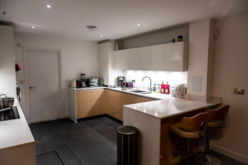 Exquisite cozy house, close to Train Station and amenities