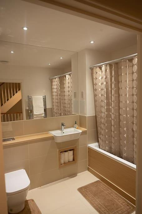 Exquisite cozy house, close to Train Station and amenities