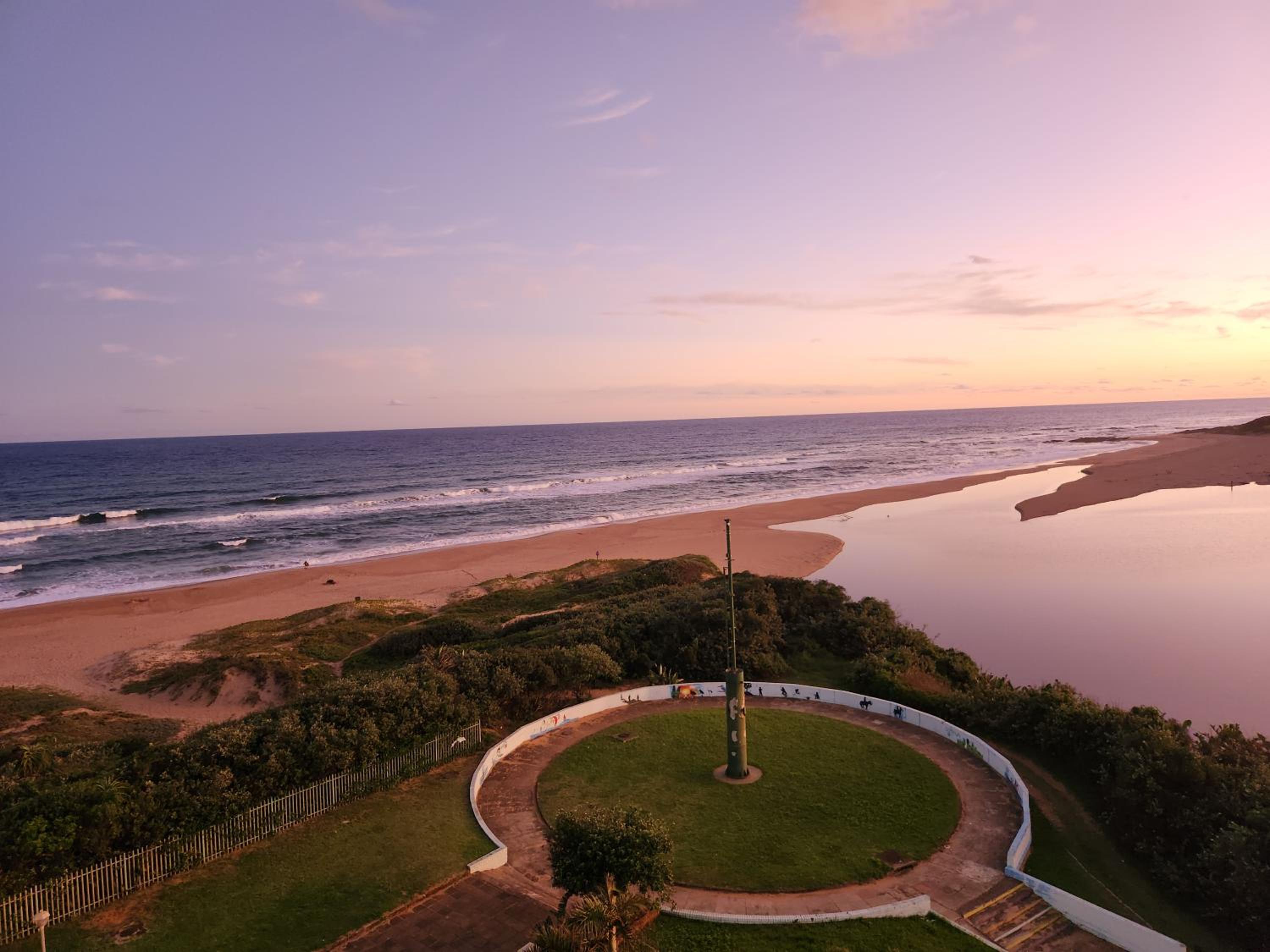Beachside 3 bed apartment with stunning seaviews view 2