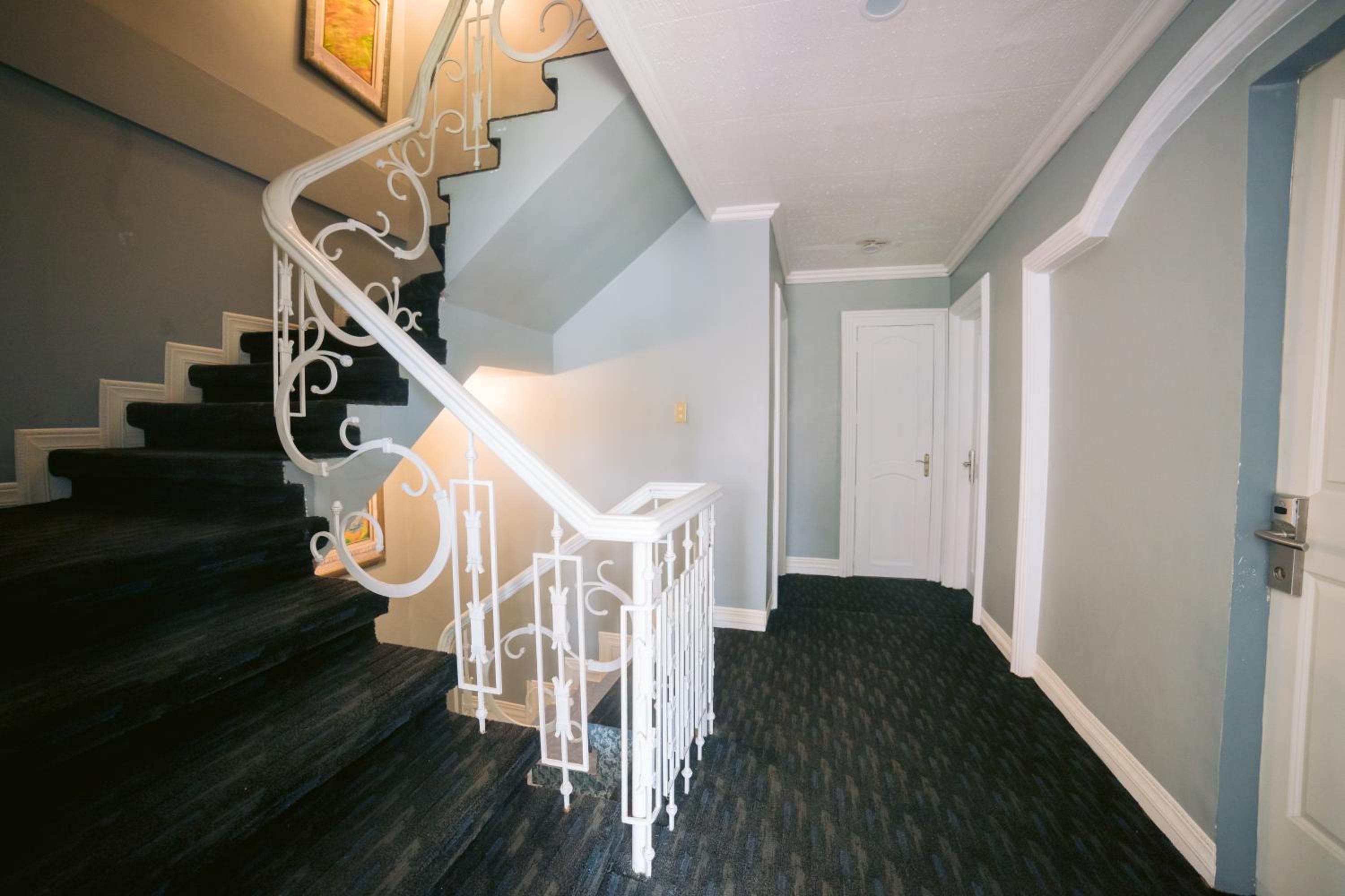 RedDoorz Premium at THE GRAND PENINSULA SUITES