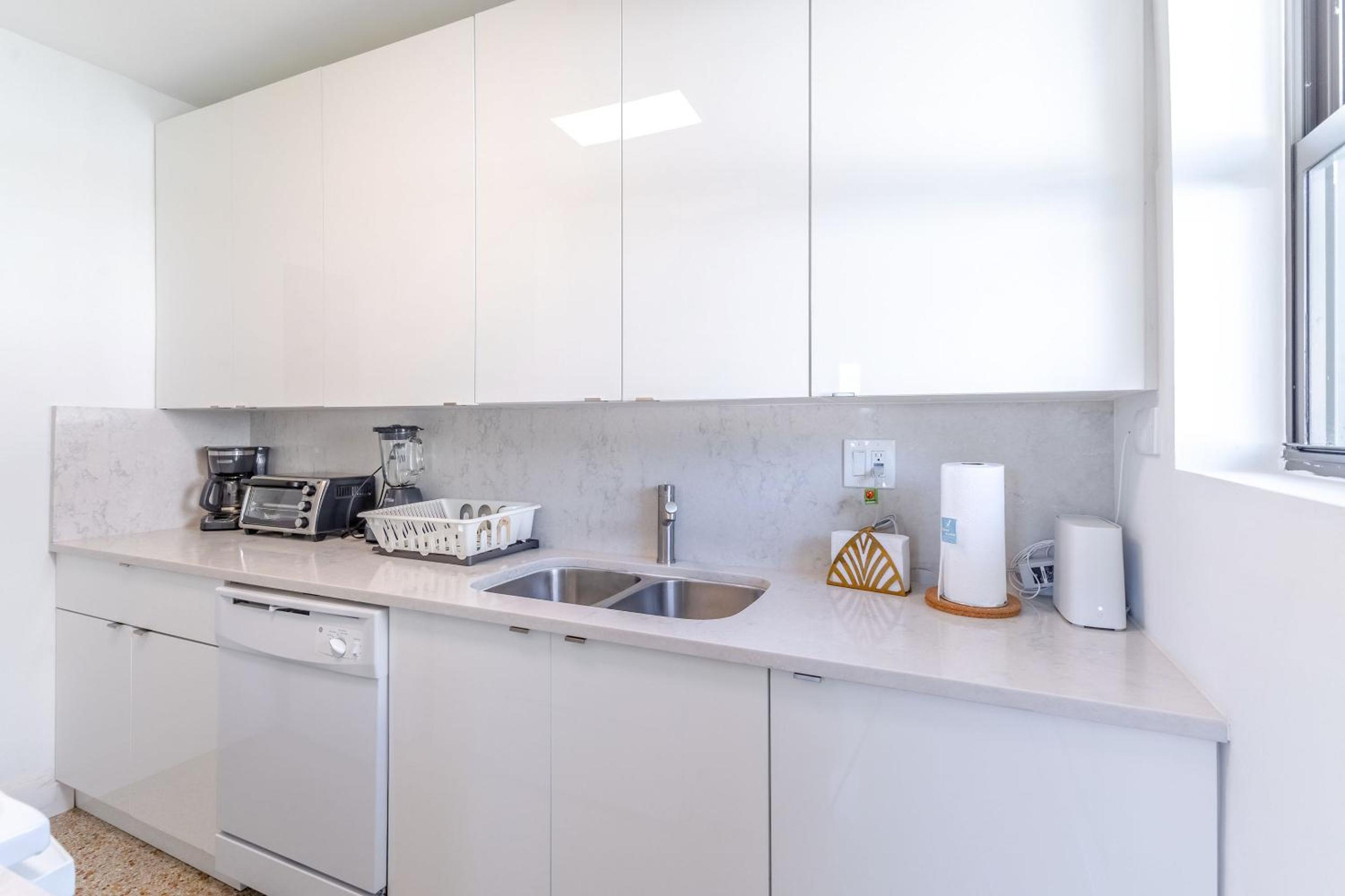 Renovated Apts with Kitchen, Fast WiFi, Smart TV, Roku & Pool Onsite 4 mi to Surfside Beach view 2