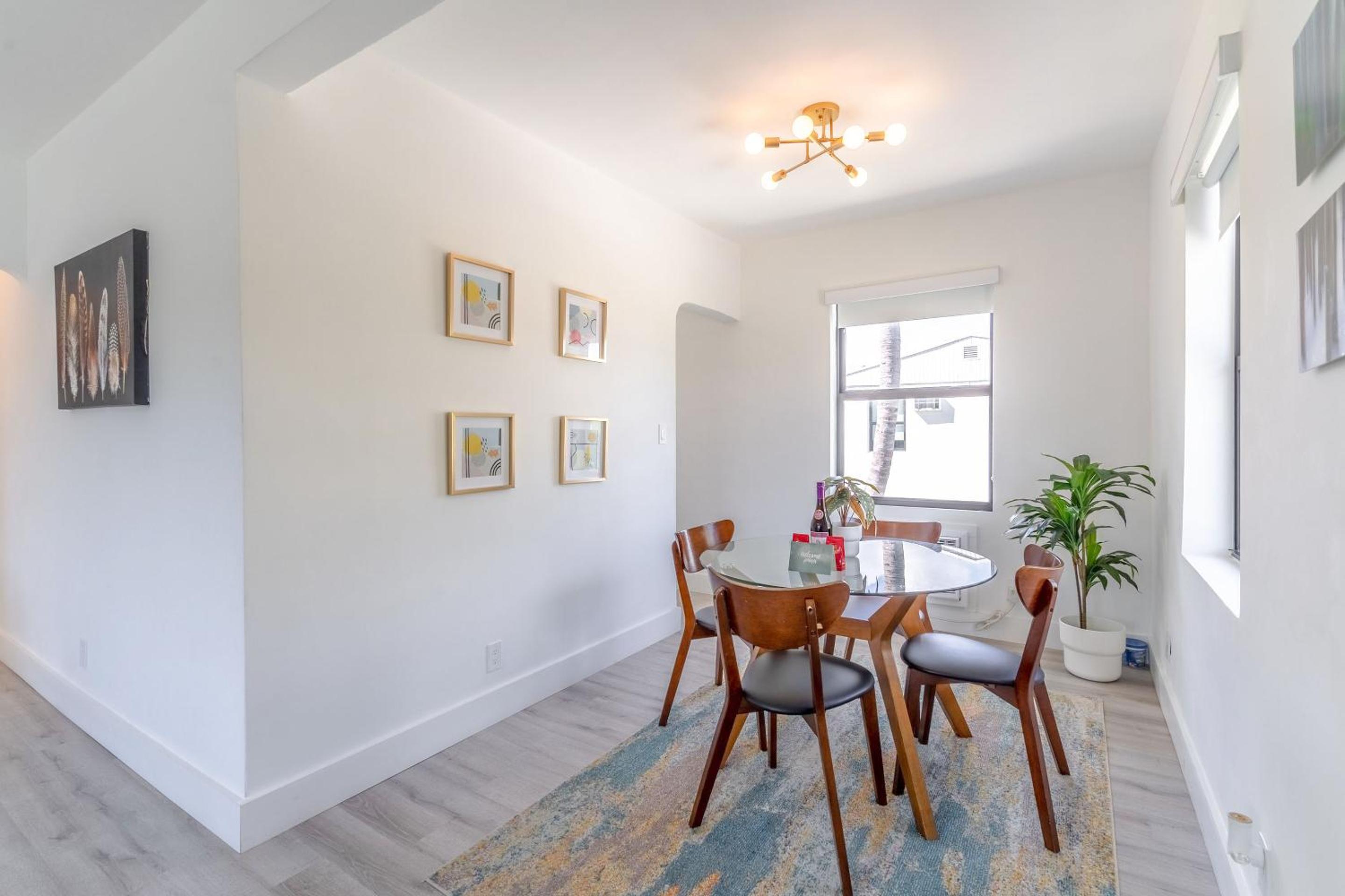 Renovated Apts with Kitchen, Fast WiFi, Smart TV, Roku & Pool Onsite 4 mi to Surfside Beach view 4